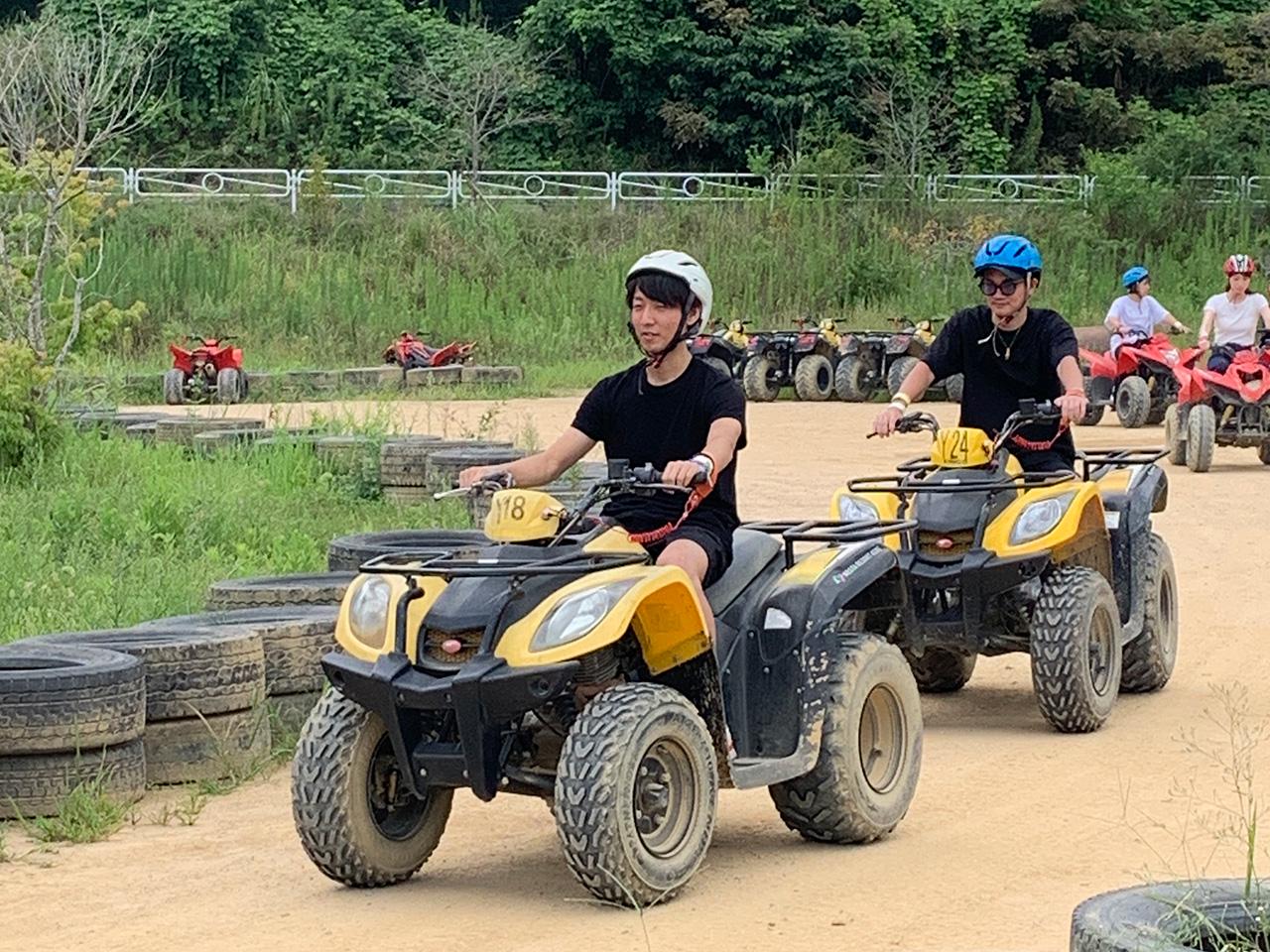 社員旅行でバギーに乗って疾走する仲間たち。笑顔と歓声が飛び交う、チームの一体感を感じる楽しいひととき。