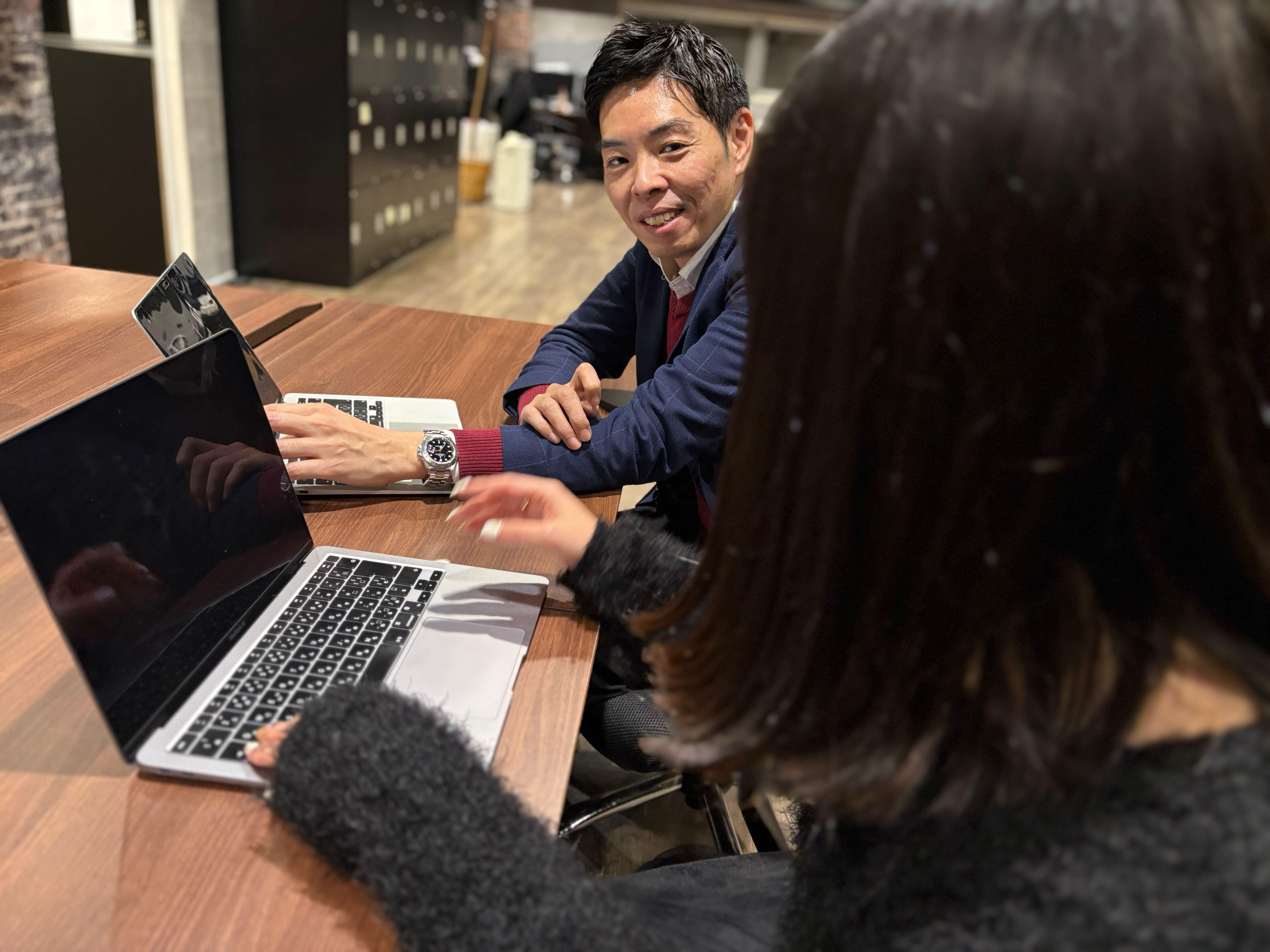 リスペクトを持ちながら役職に関係なく意見を言い合えるフラットな組織も魅力の一つ！