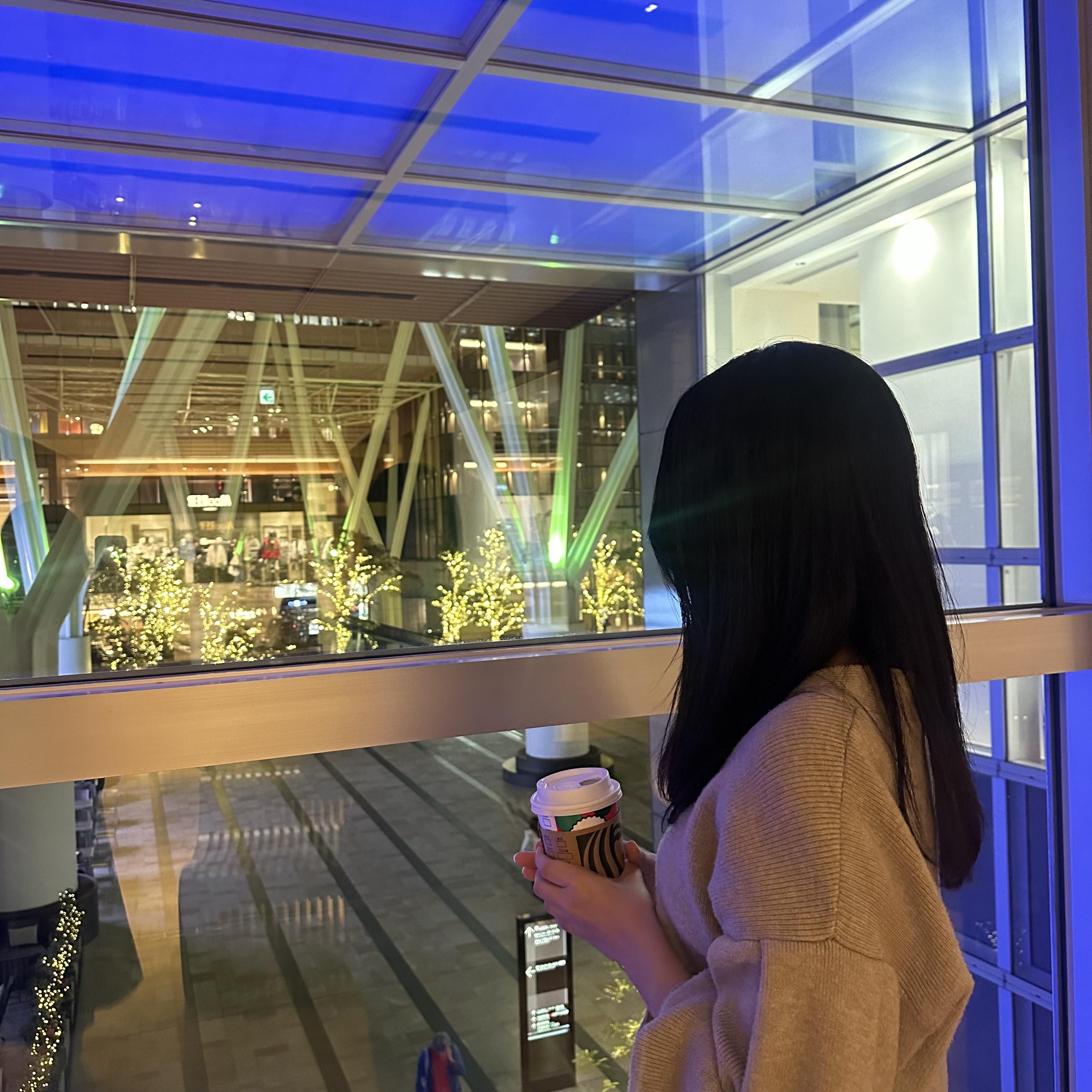 ITIT、Web系の企業には珍しく、女性メンバーの活躍が目立つ社内。
男女比は約５対５。産休復帰率もほぼ１００％で女性でも働きやすい環境が特徴的である。