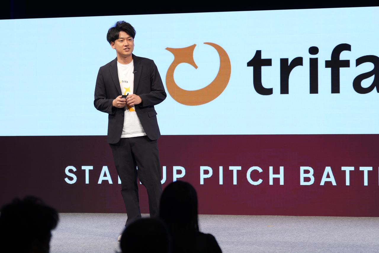 海外渡航用データ通信アプリ『trifa』を手掛ける同社。代表取締役の嘉名雅俊氏が一人で立ち上げた。