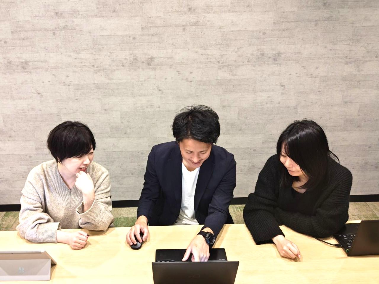 直近の月平均の残業時間は16時間33分。WEBはスピードが重要なので、チャットツールやビデオ会議を利用して効率的に情報共有やミーティングを行っている。役割や業務によっては、在宅ワークや時短勤務も可能だ。