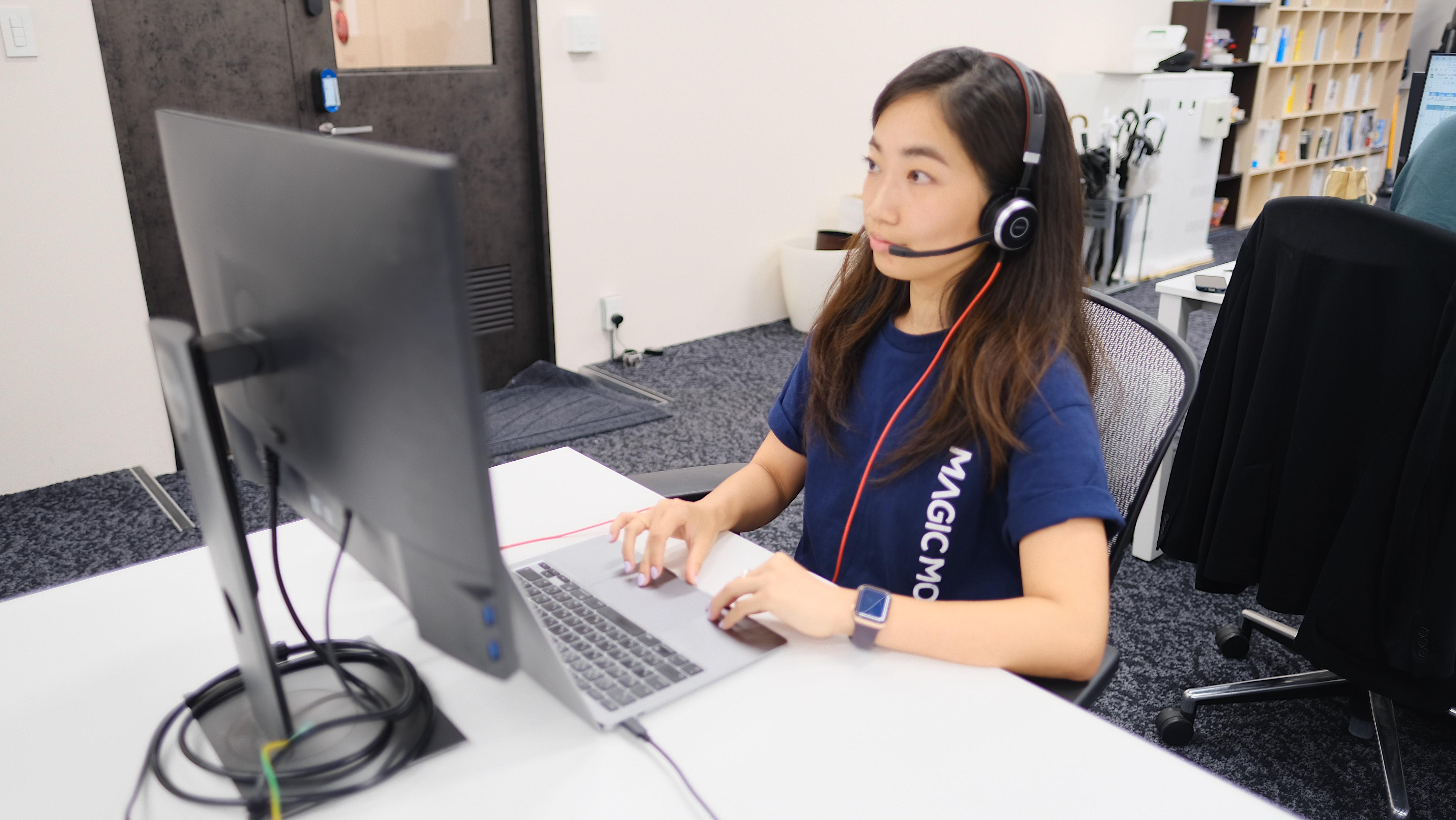 オフィスには外部ディスプレイを設置。セールスメンバーには高品質ヘッドフォンを貸与