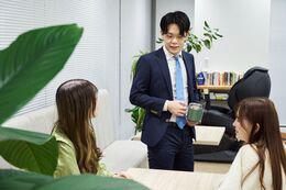 ◇◆チームワーク重視の職場◆◇
皆で一緒にステップアップすることにより、 高い連携力と大きな成果を実現。困ったり行き詰まったりした時には、同僚、先輩、上司にすぐに相談できる、そんな温かみのある職場です。