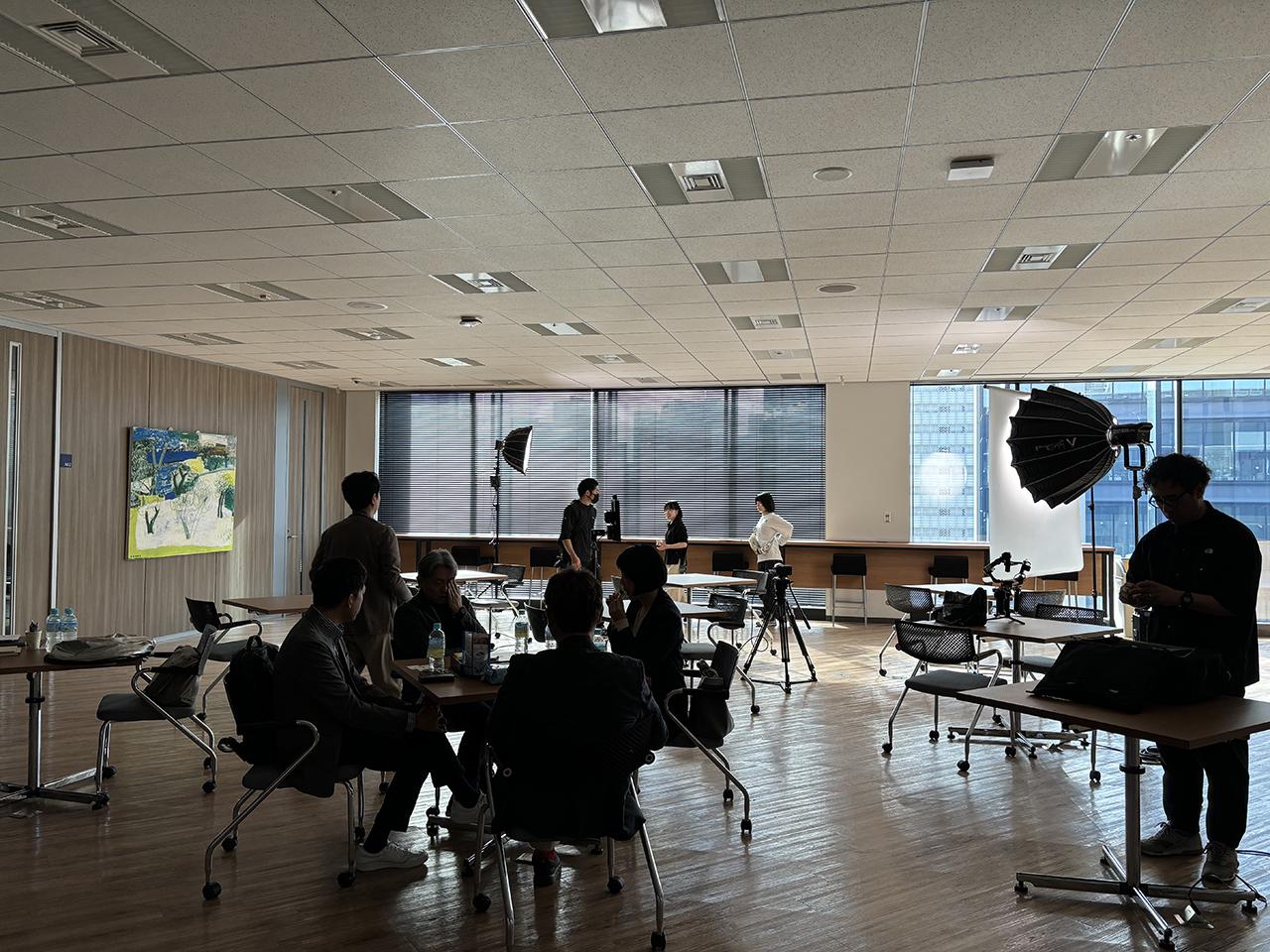 PCを使った業務以外に、撮影現場に出かけたりなど、活躍の幅が広がります。