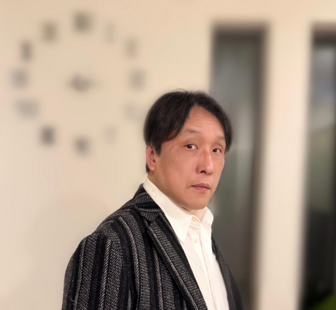 代表取締役 金光 徳弘氏
少数精鋭の体制で製造業向けのITシステム構築を支援するソフトウェアベンダーで技術を磨いた後、フリーランスのエンジニアとして独立した。