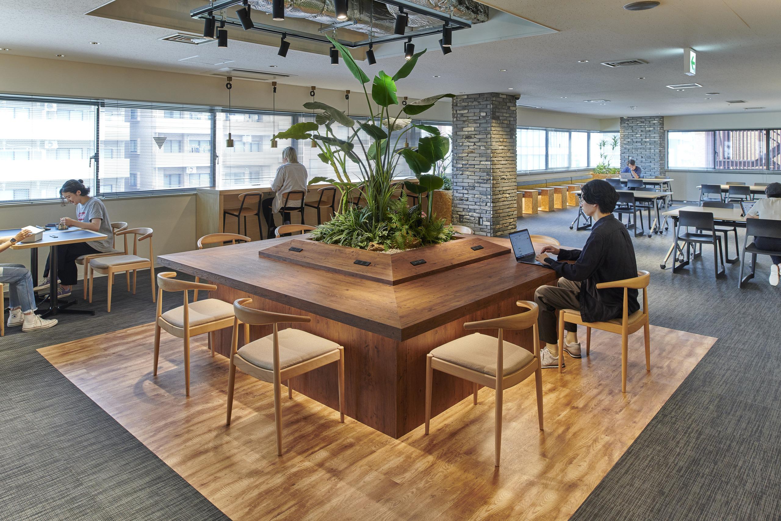 事業内容：マーケティングコミュニケーション事業（MC）／クラウドソリューション事業（CS)