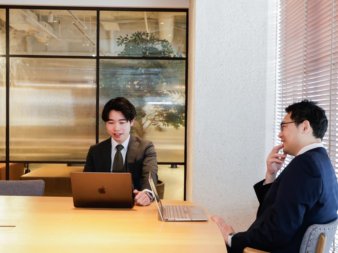 一つの職種にとらわれず、かつ徹底的に仕事の質を追求する存在だ。そしてクライアントの一員さながらに伴走する“憑依型支援”も大きな特徴だ。