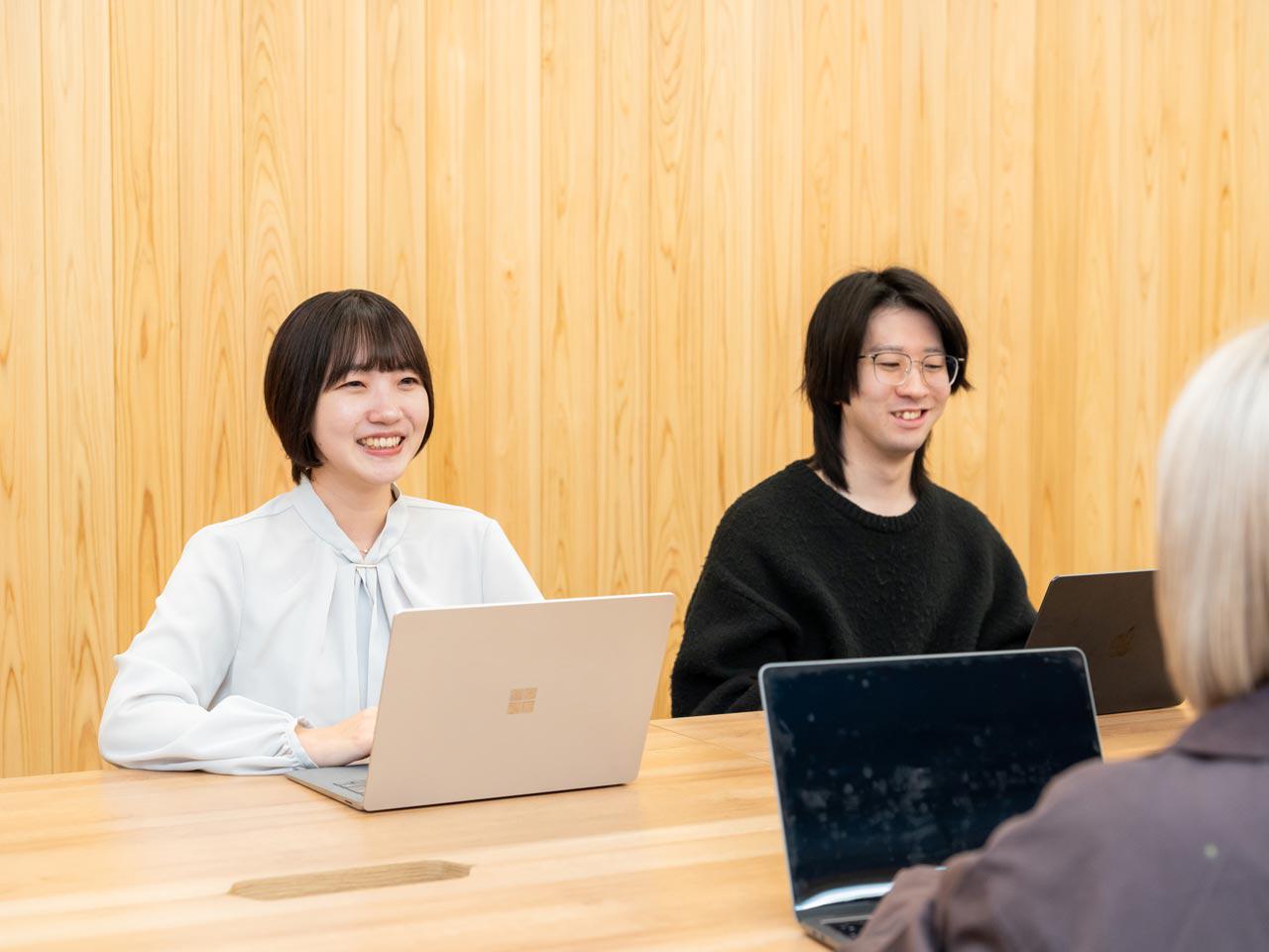 「ゆるり化」という独自のビジョンに基づき、企業や従業員、そして地域社会全体をより良い状態に導くための挑戦を続けている。