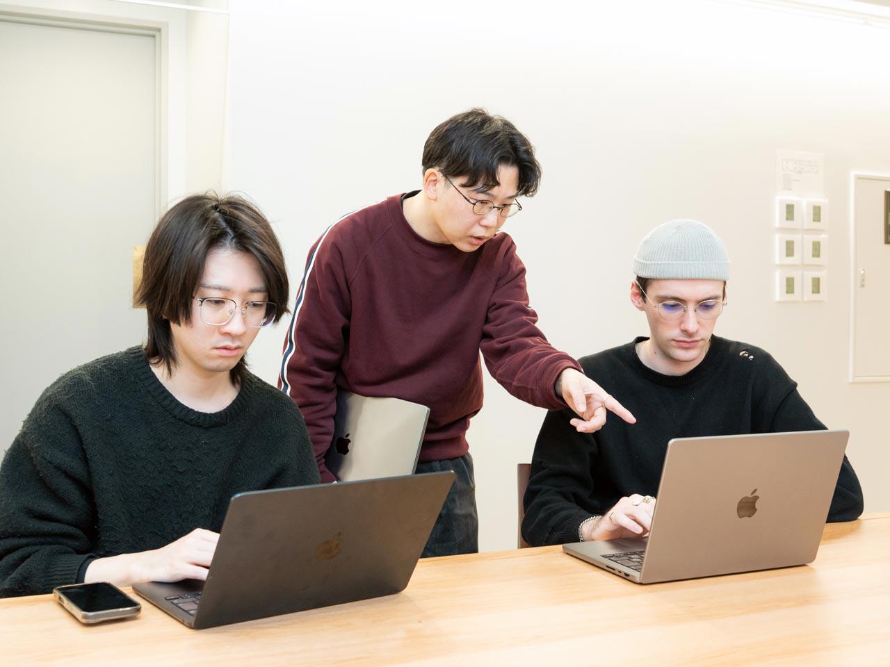 地域経済への貢献として鹿児島支社を設立し、地元企業のDX推進を目指す活動を展開する。