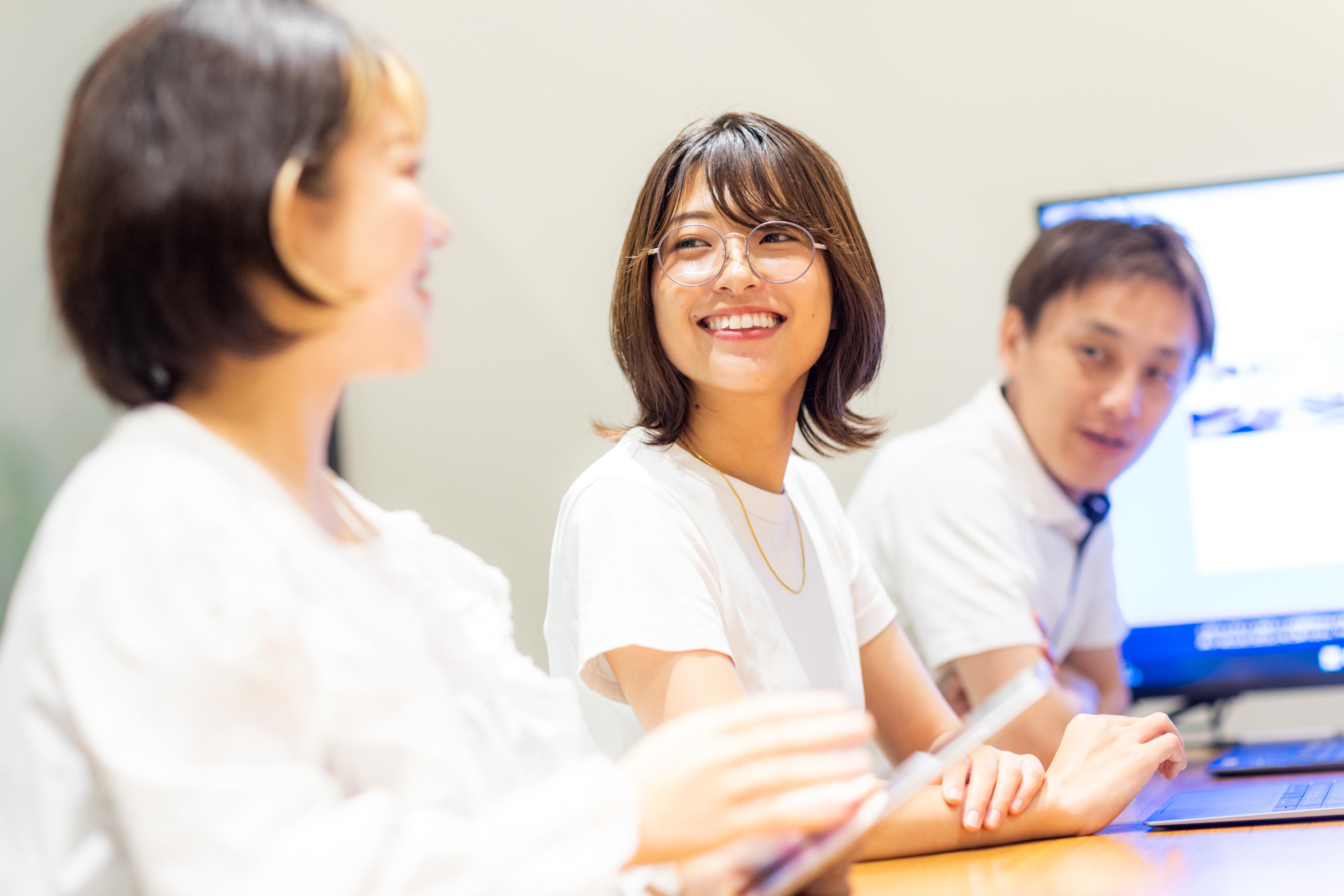 ソースクリエイトのエンジニア、デザイナー、ディレクターのチーム制で業務を進めいています。
個々の意見を尊重し、社員みんなで会社を作り上げる社風です。