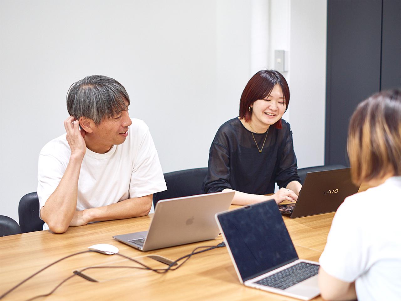 同社のカルチャーは、ひと言で表現するならば“ボーダレス”である。クライアントと消費者を結ぶコミュニケーションデザインを目指しており、部署などの垣根を超えたクリエイティブを特徴とする。