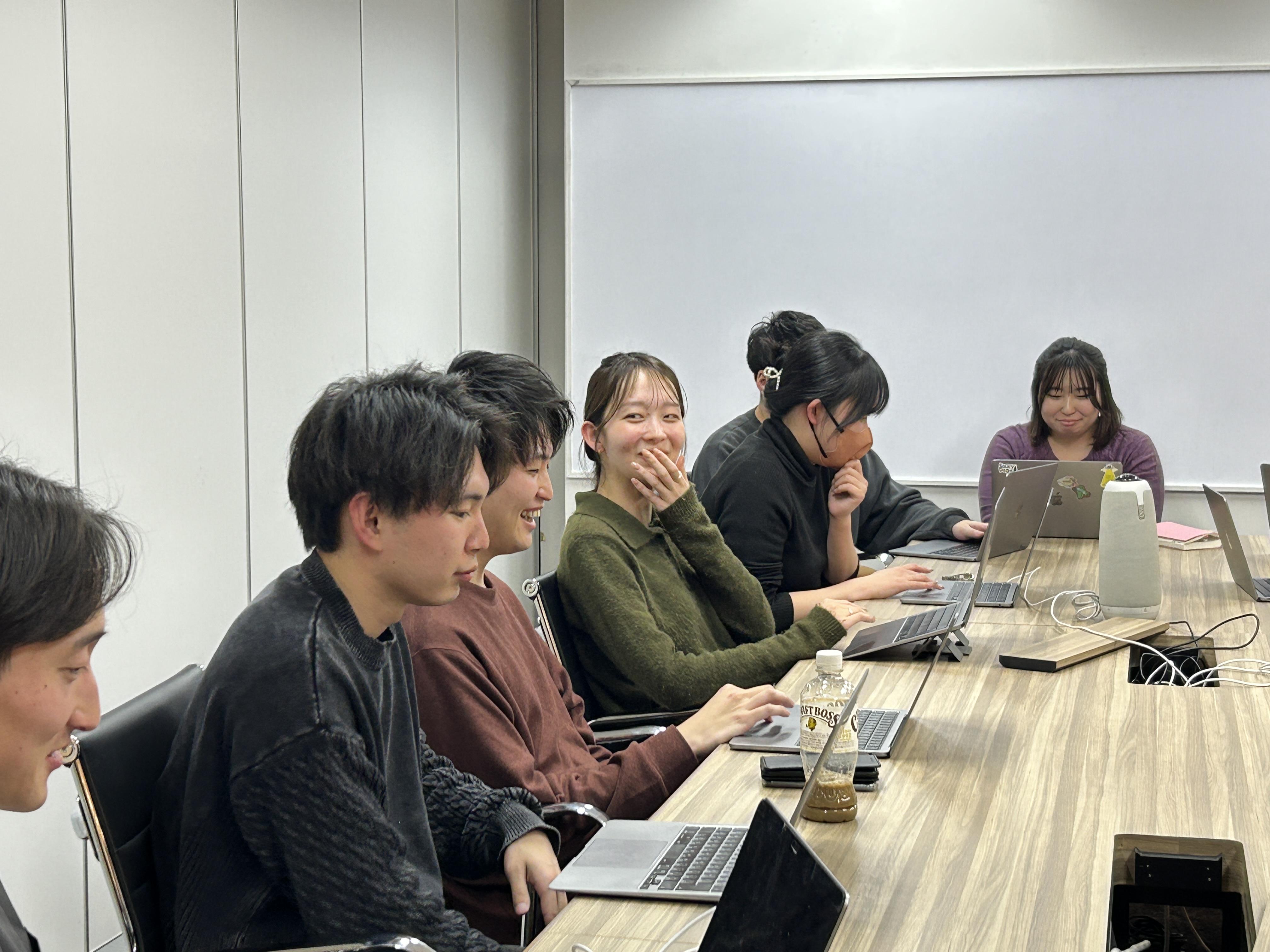 メンバー同士のコミュニケーションも多い。社内は明るい雰囲気だ。