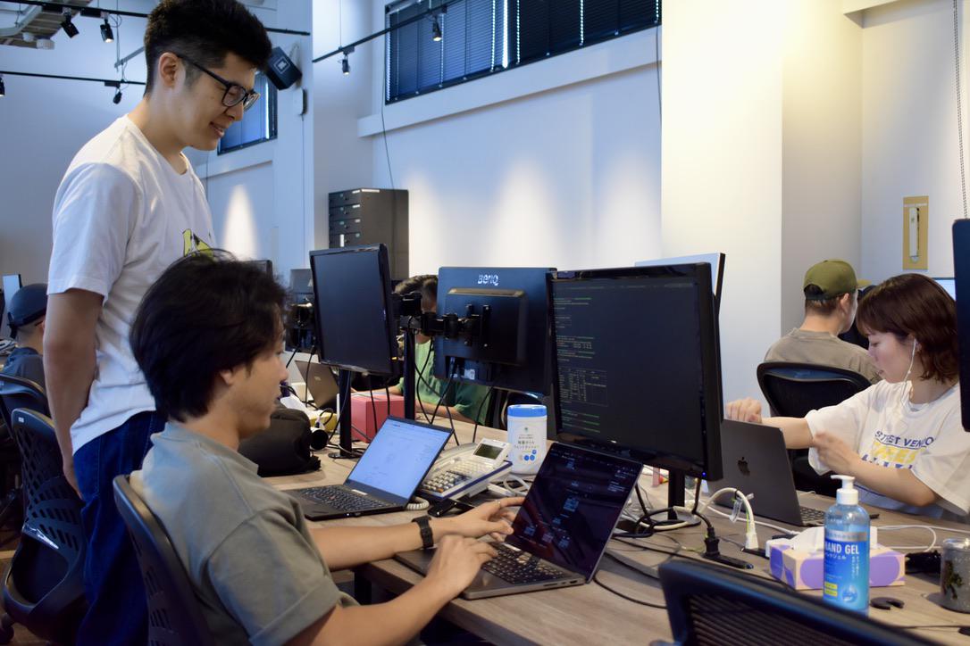 仕切りのない風通しのよいオフィスで、積極的に意見を交わしながらプロジェクトに臨んでいます。