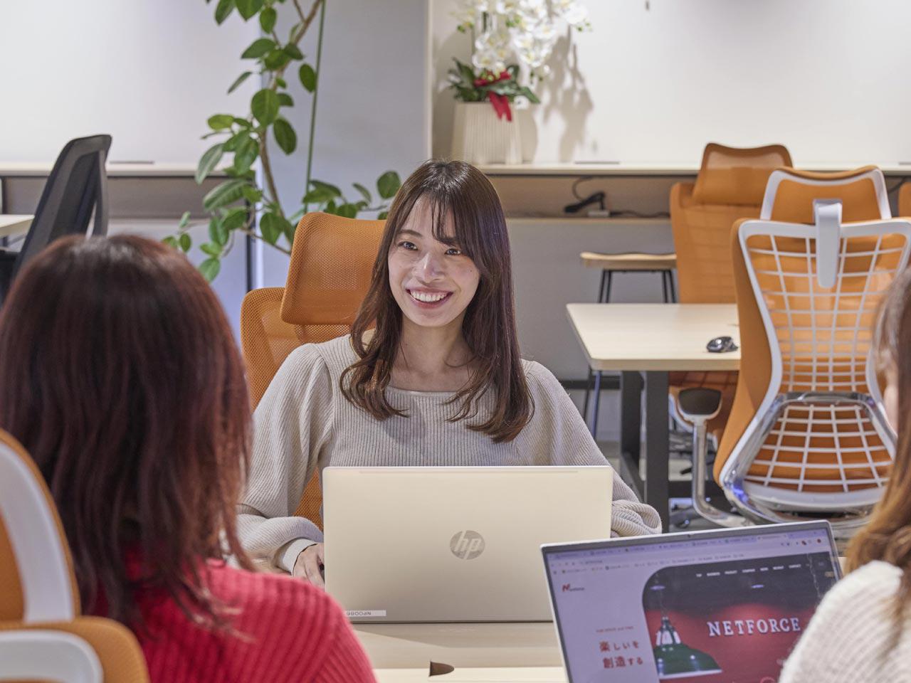 会社が求める人物像としては、規模的に担当業務を細分化できず一人の業務範囲が広く、特にマニュアル化もされていないので、自分で考えて行動できる方、そんな環境を楽しめる方にぜひ来ていただきたい。