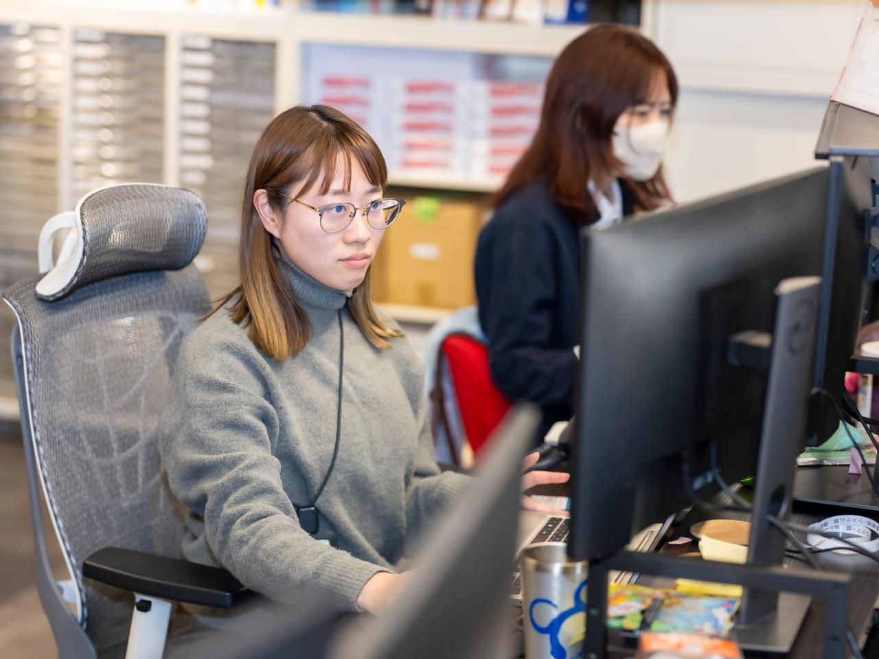 自社オリジナルのオフィス家具の企画・デザイン設計を行うメーカー機能も備え、1,200アイテム以上の商品を揃える。