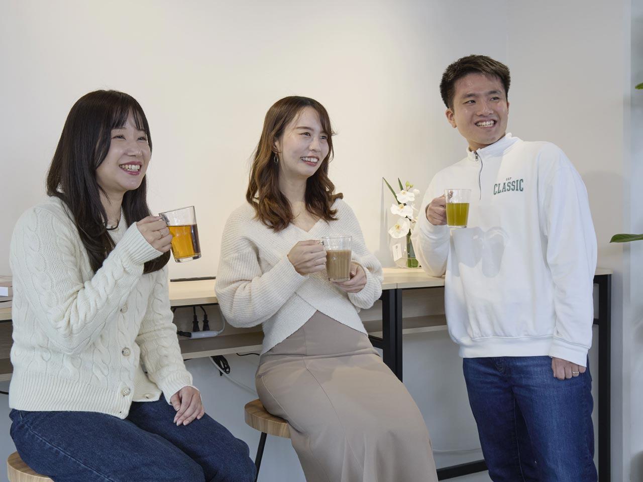 2024年9月に竣工した新本社ビルは、固定デスク制の働きやすい環境。ランチ半額補助等、社員が嬉しい制度も。