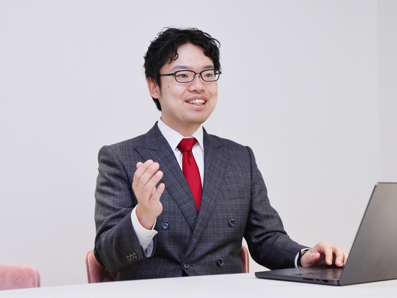 データ事業では「分析を納品して終わり」ではなく、企業の内部に入り込み、成果が出る構造そのものをつくることを重視しています。技術と事業理解を往復しながら、現場で使われ続ける仕組みを定着させる。そのために必要なのは、技術力だけでなく課題を正しく捉える思考力と実装力です。事業の中に価値を根付かせたい方と働きたいと考えています。