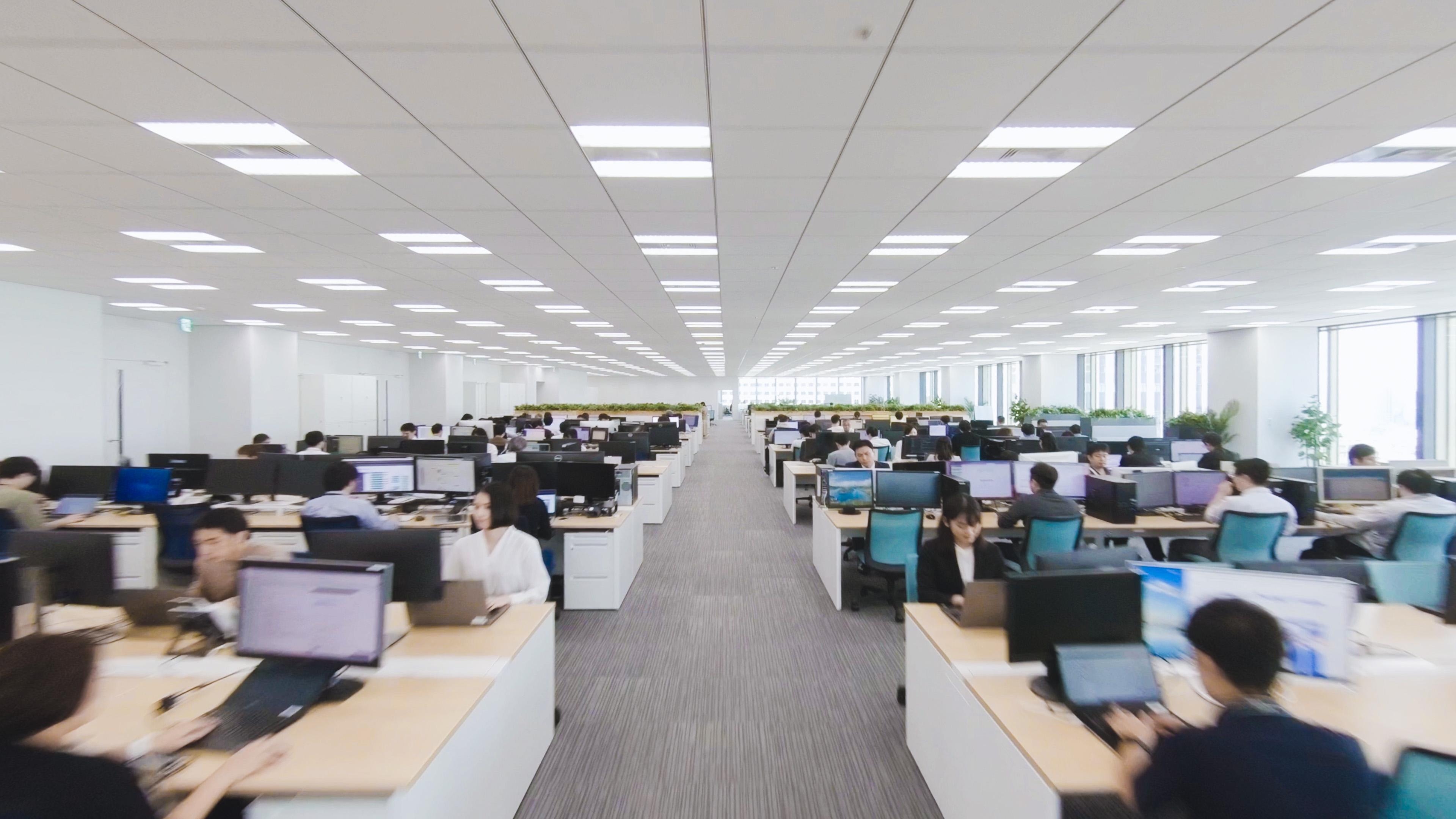 ワンフロアのため部署間でのコミュニケーションも活発です。