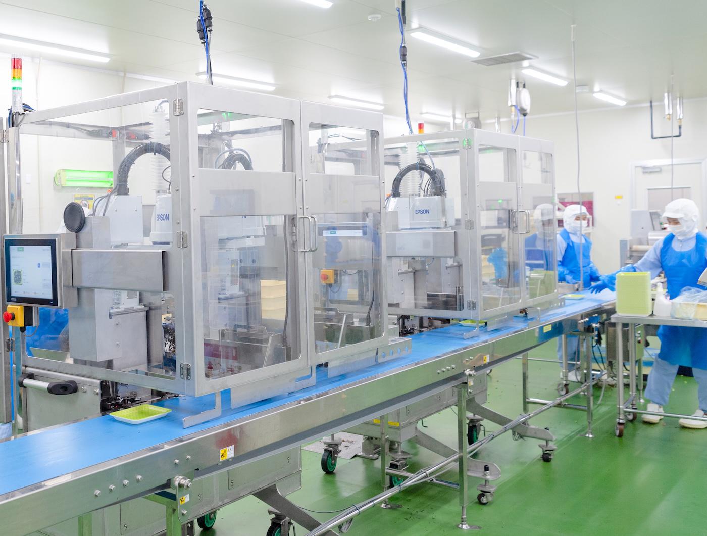 複数の食品工場などに惣菜盛付ロボットを導入し、ユーザーにもなくてはならないロボットと言われています。