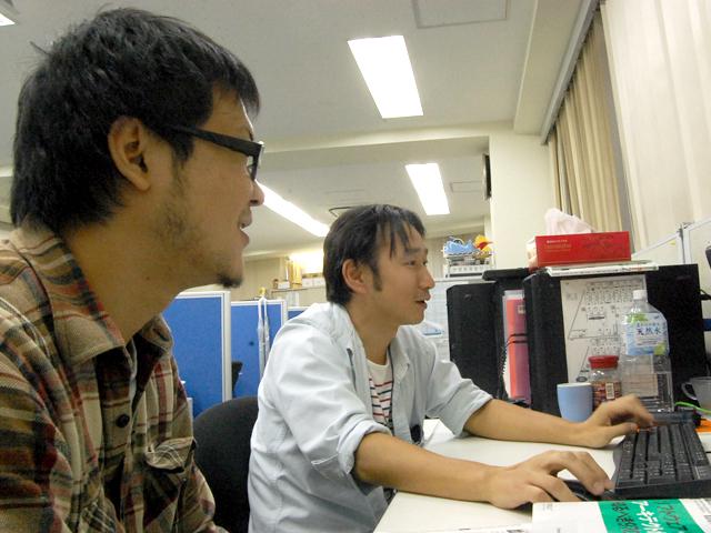 開発チームのミーティング風景。上流から下流まで活躍の場があることが魅力。