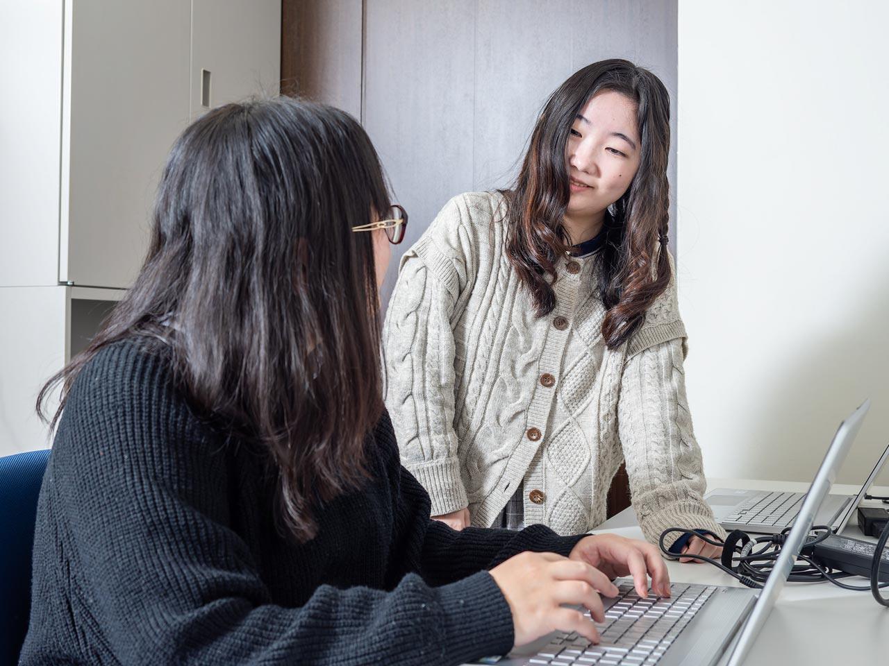 新卒2年目、3年目の社員でもクライアントと直接話をして、パートナーを管理しながら案件を回せるエンジニアを輩出している。