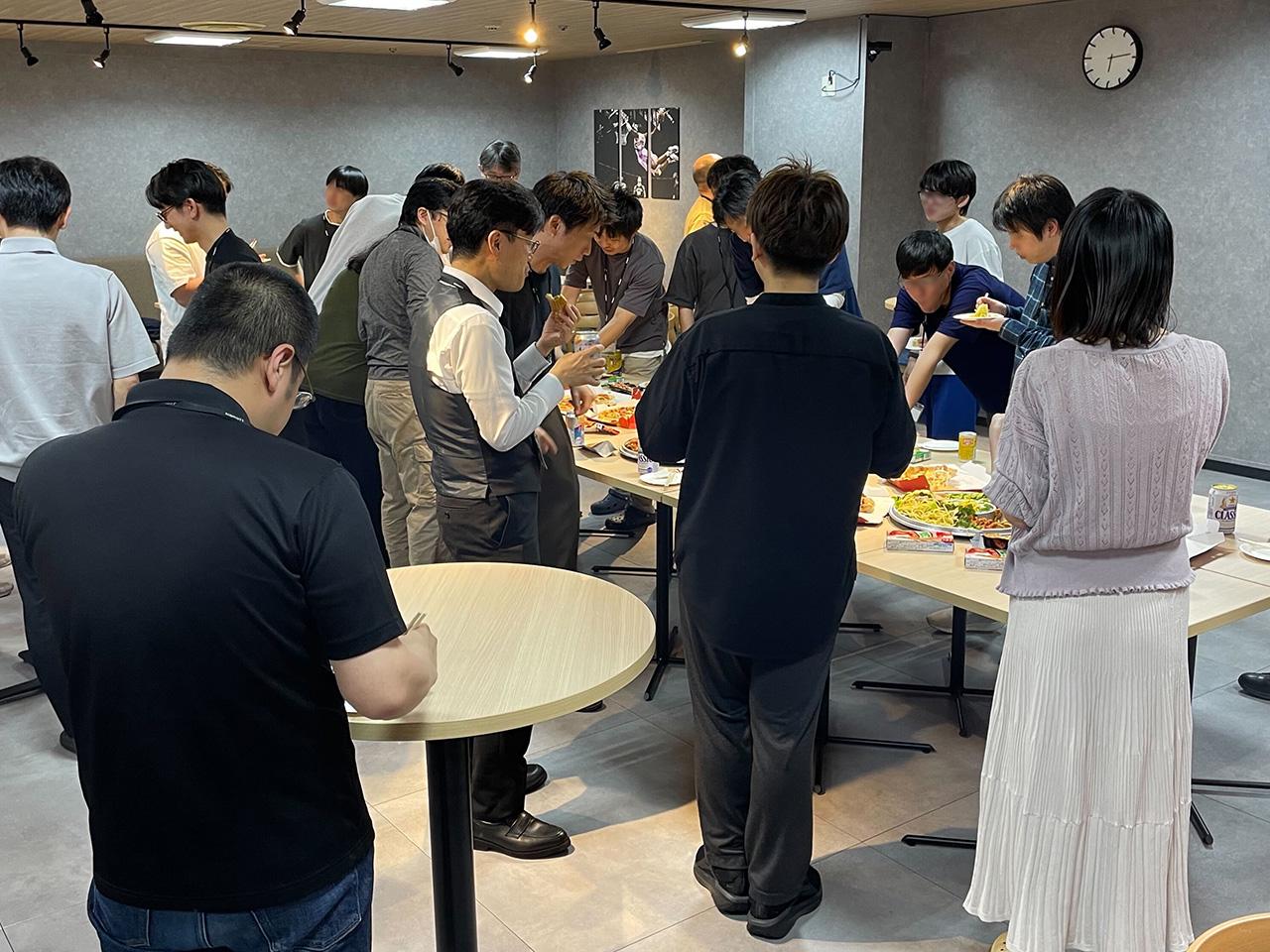 部門間の技術共有や普段あまり絡むことのないメンバー同士のコミュニケーションを図るイベント、通称「Wednesday」を毎月開催。