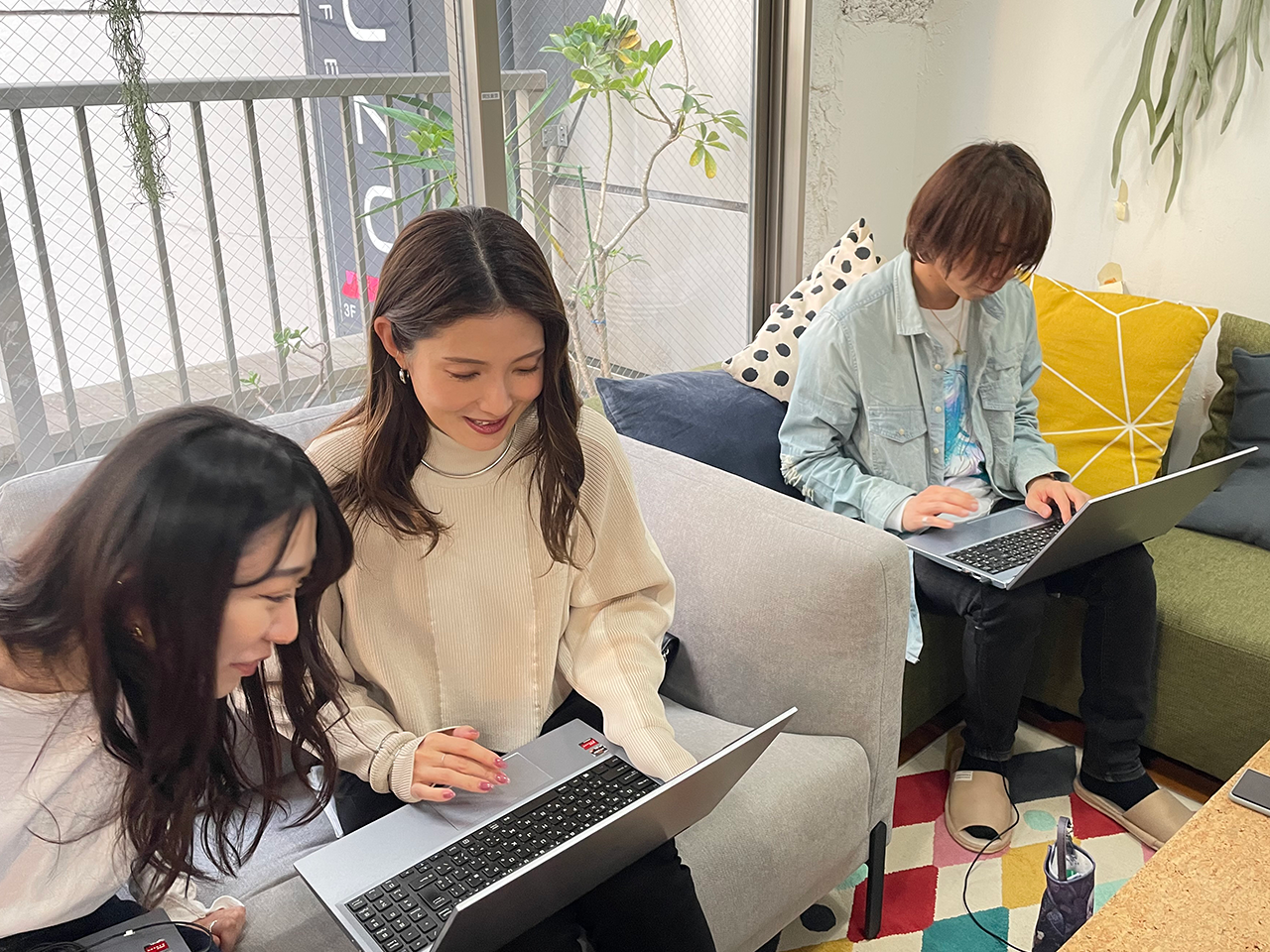 受託開発に特化しておりましたが、現在新規事業を立ち上げ、Webを使ったソリューションの提供を行っております。