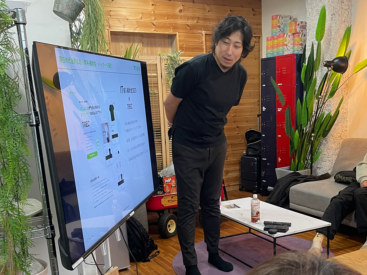 リモートワークを中心としておりますが定期的に社員が顔を合わせる場を設けております。