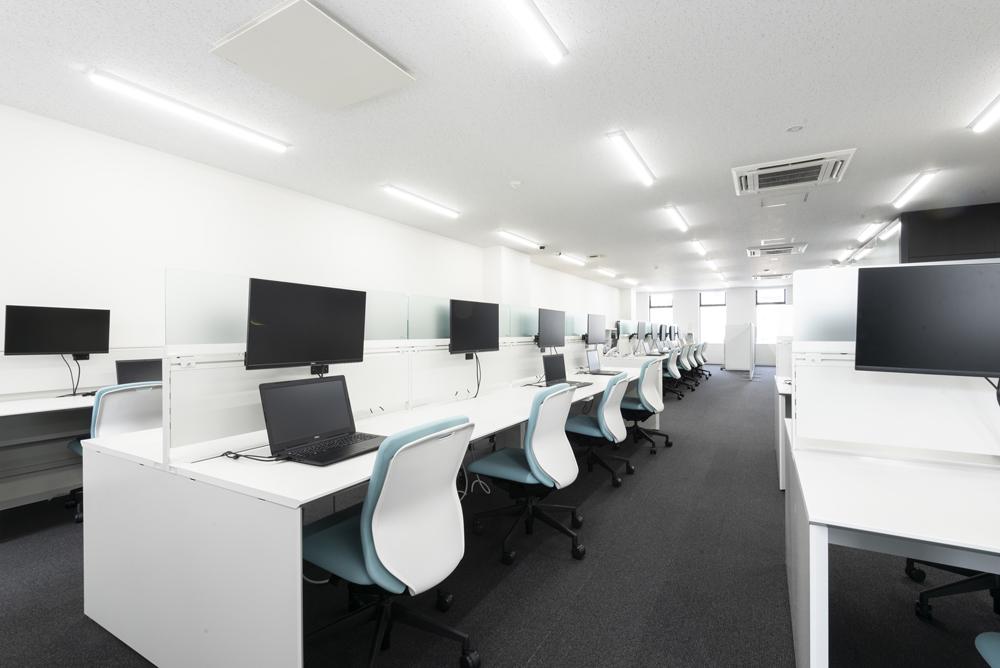 2021年6月完成の自社ビルで綺麗なオフィス！受託開発だから客先常駐もなく安定した環境で働けます。