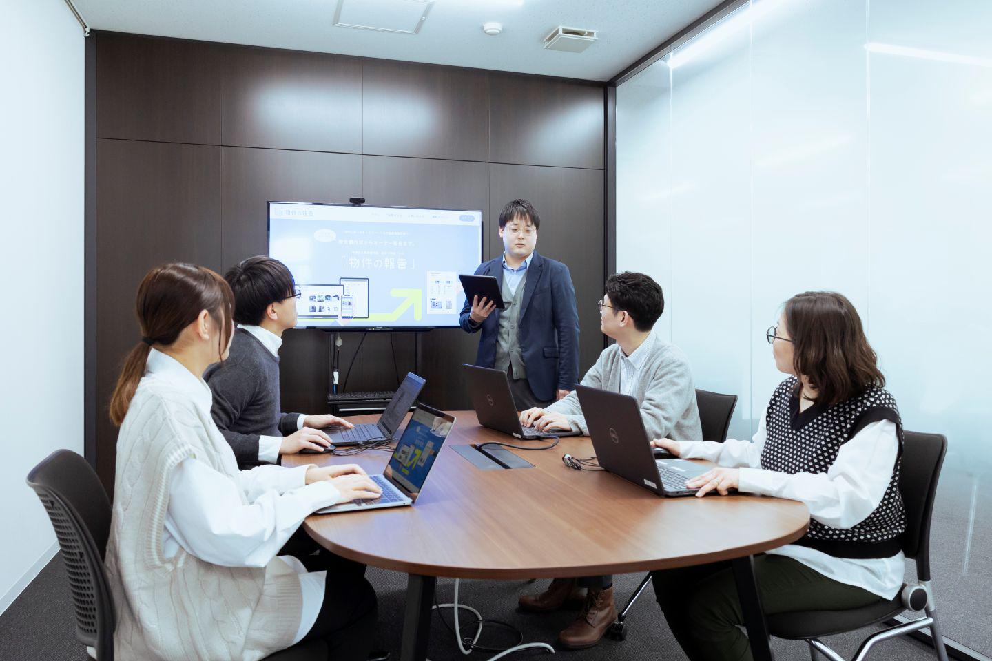 物件オーナーへの報告が簡単に行える、自社開発のWebサービス『物件の報告』を開発。不動産管理会社やリフォーム会社、清掃会社などに提供している。
『物件の報告』をはじめ近年は自社サービスの開発に力を入れている。