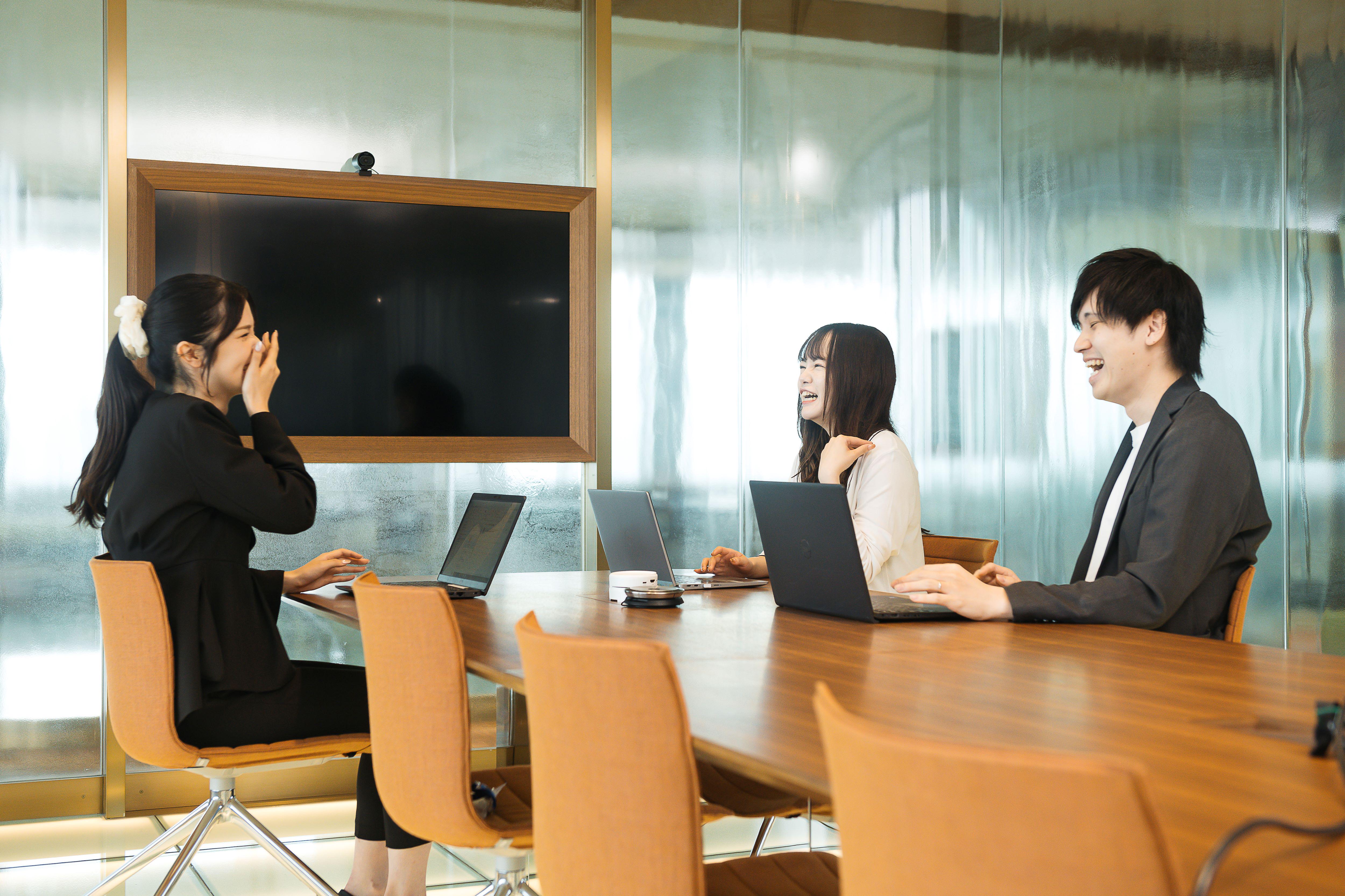 役職や部門は関係なく、全員が同じフロアで近い距離感で仕事をしているのが同社の特徴だ。