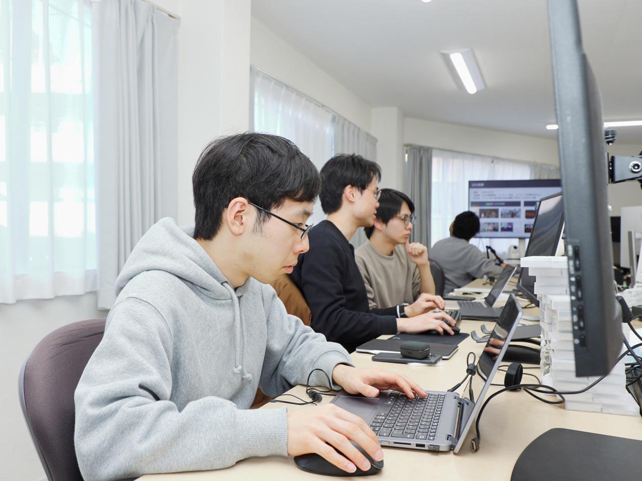 放送字幕AI、ショート動画AI、メタデータAI、音源分離AI、デジタルプレイスメント（バーチャル広告合成AI）といったプロダクトのカスタマイズや業務システムを開発する。