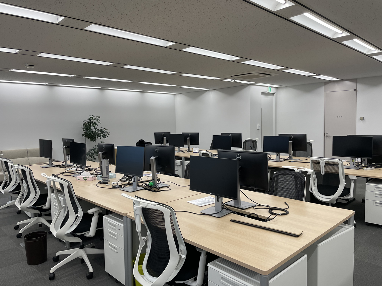 「どこで働くかより何をやるか」
出社制限なしのリモートワークが可能。社員は自ら働く場所を選択しています