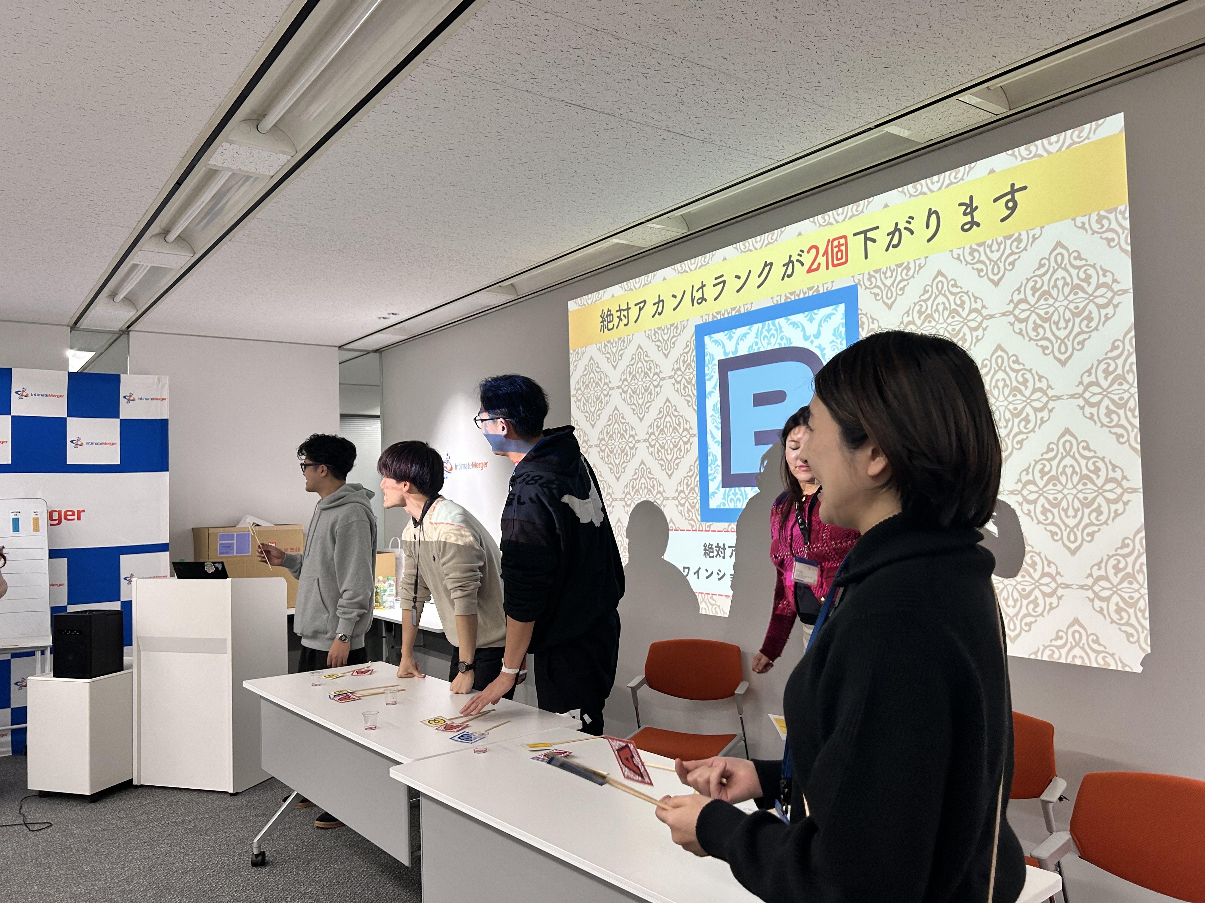 【納会の様子①】
全社の平均年齢は30歳。20代の若手から40代の中堅まで、様々な社員がフラットにコミュニケーションを取っています