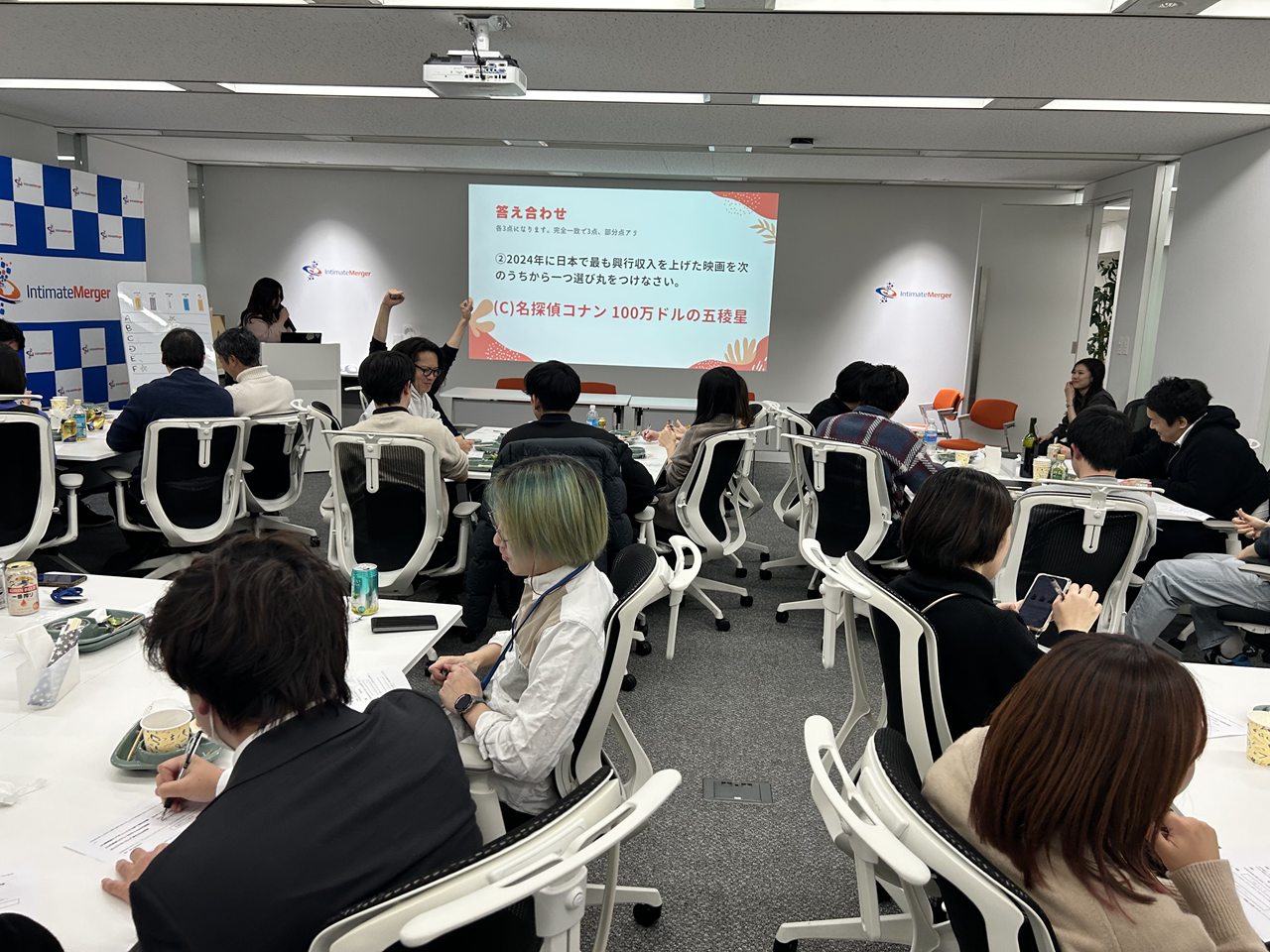 【納会の様子②】
服装や髪型は自由。不要なルールで縛らず、社員が自ら判断し行動する風土があります