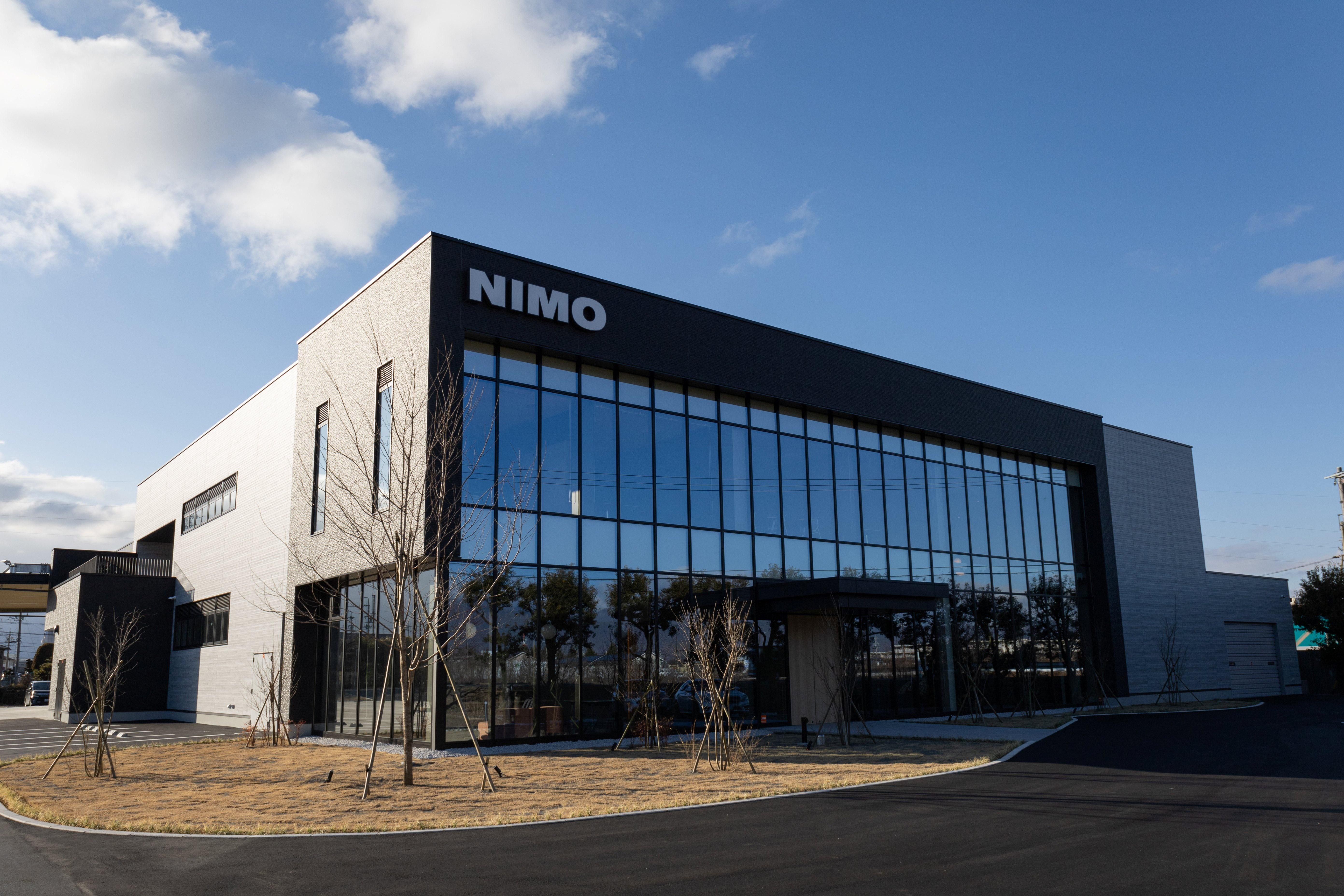 同社は、Web会議ツール『MAXHUB』を提供しているディストリビューター。2025年2月に本社移転し、大きな倉庫や検査室を併設した新社屋に。