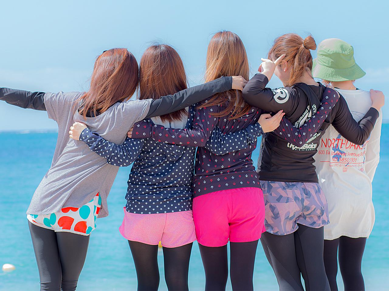 有給休暇とは別に、1年毎に３日間連続のリフレッシュ休暇を付与します。休暇取得時に５万円（扶養有り）又は２万円（扶養無し）を支援します。