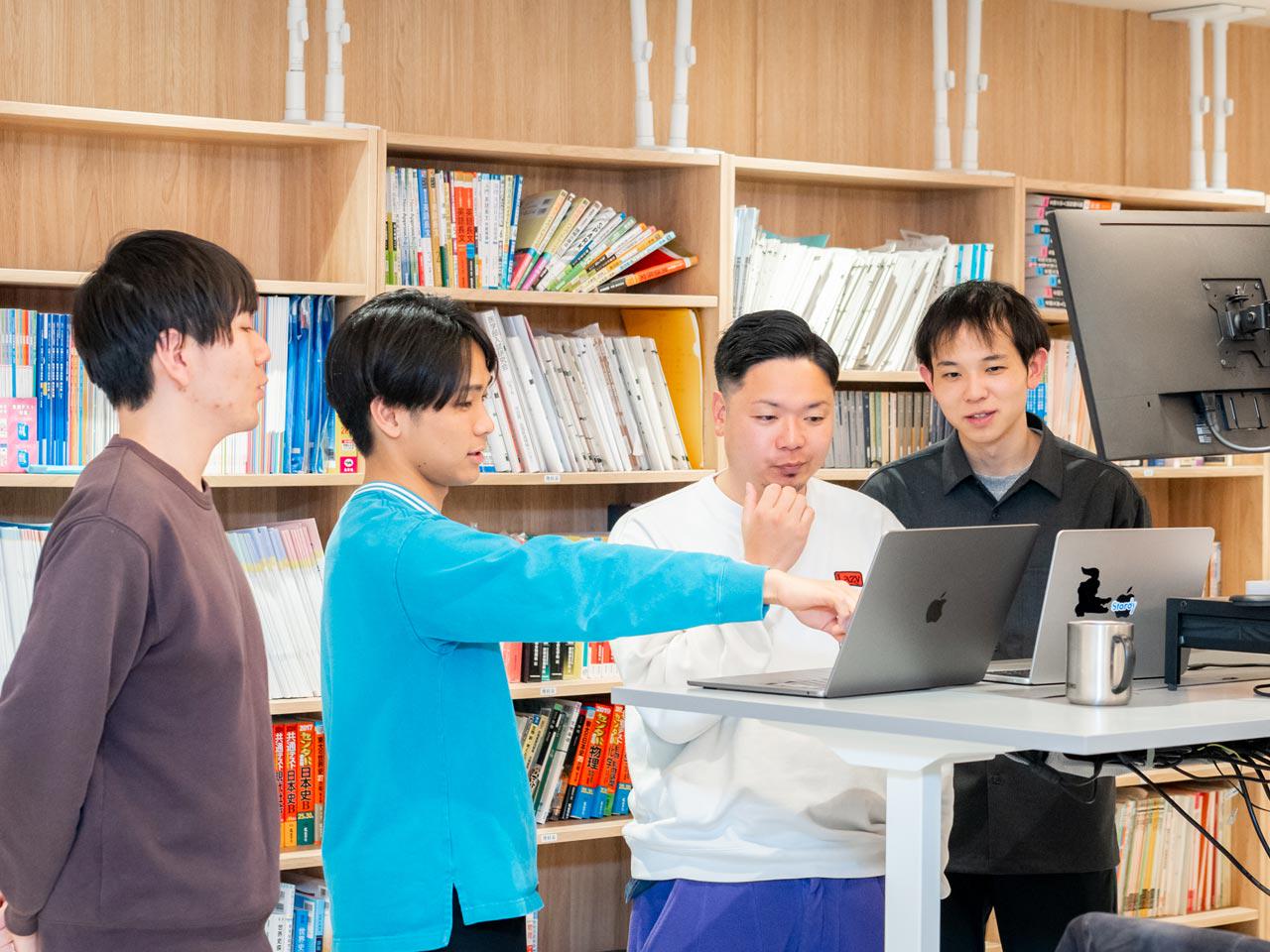 充実した講座と確度の高いWebマーケティング戦略によって受講者やユーザーが伸び続けており、組織も拡大中。