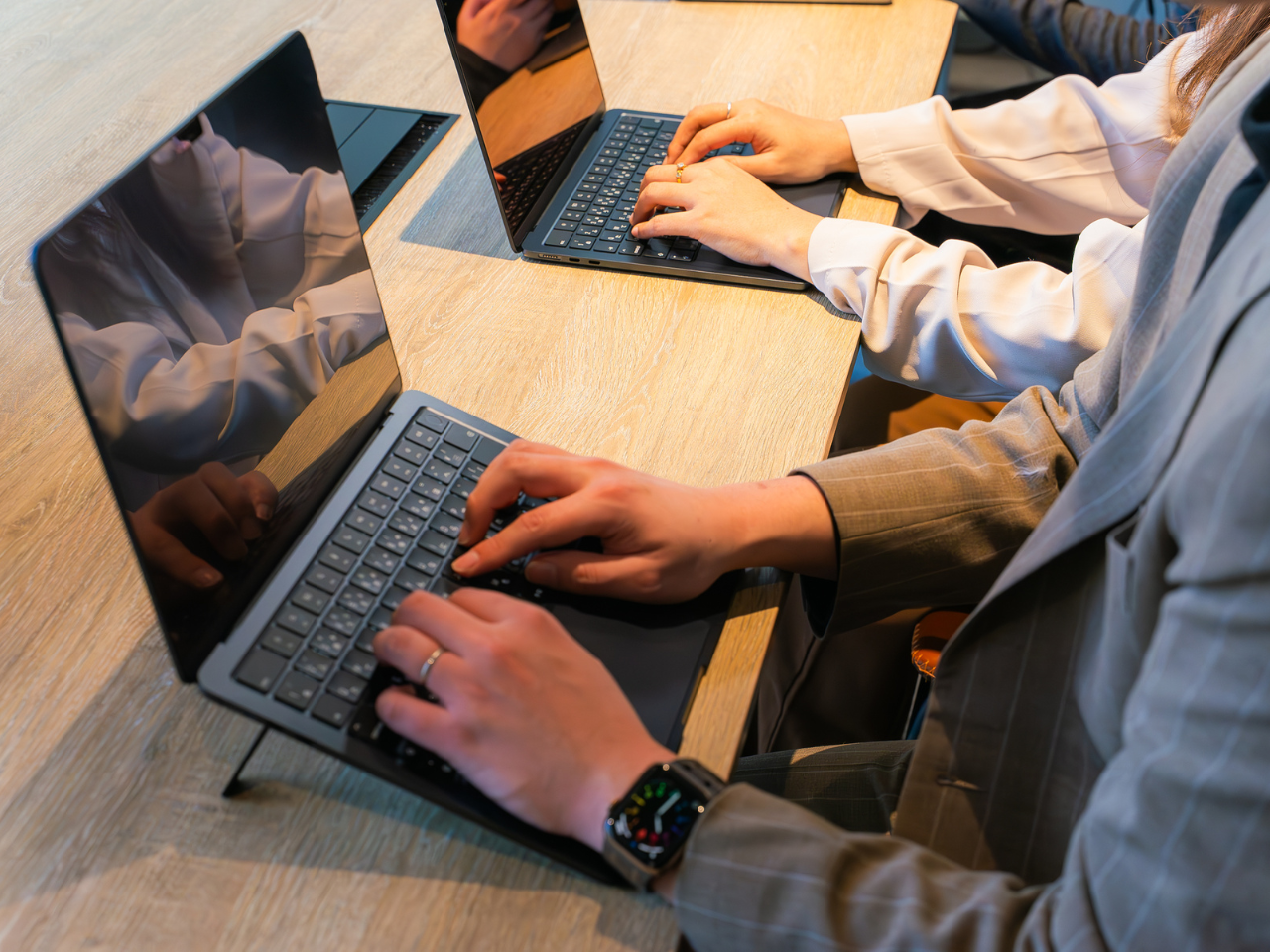 会社自体はまだアーリーステージではあるが、大手鉄鋼系の顧客をはじめ、公共、金融、医療、物流の各種システムやECサイト、スマートフォンアプリの開発等、すでに様々な実績を積んでいる。