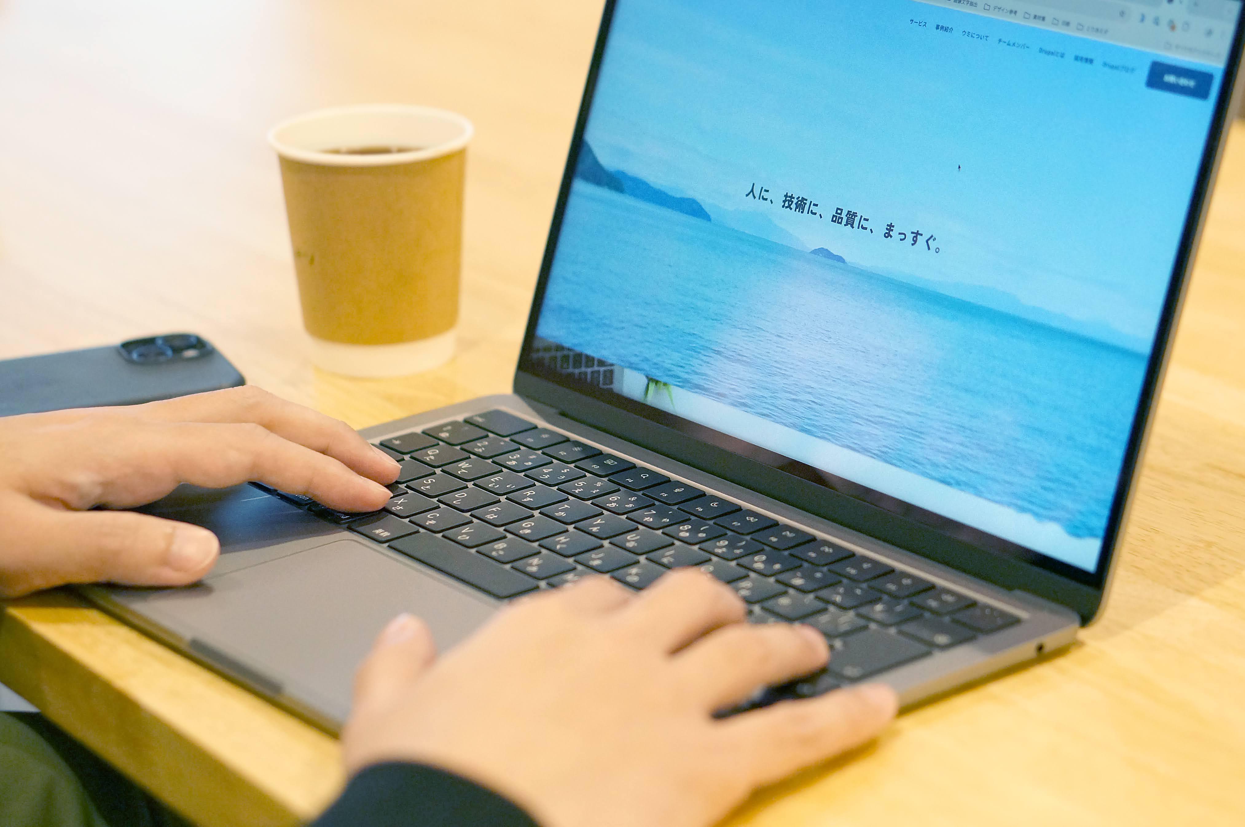 リモートワークとフレックス制度の導入により、時間や場所に縛られない、より自由度の高い働き方が可能に。パフォーマンスを重視した効率の良い働き方ができるとメンバーにも好評です。