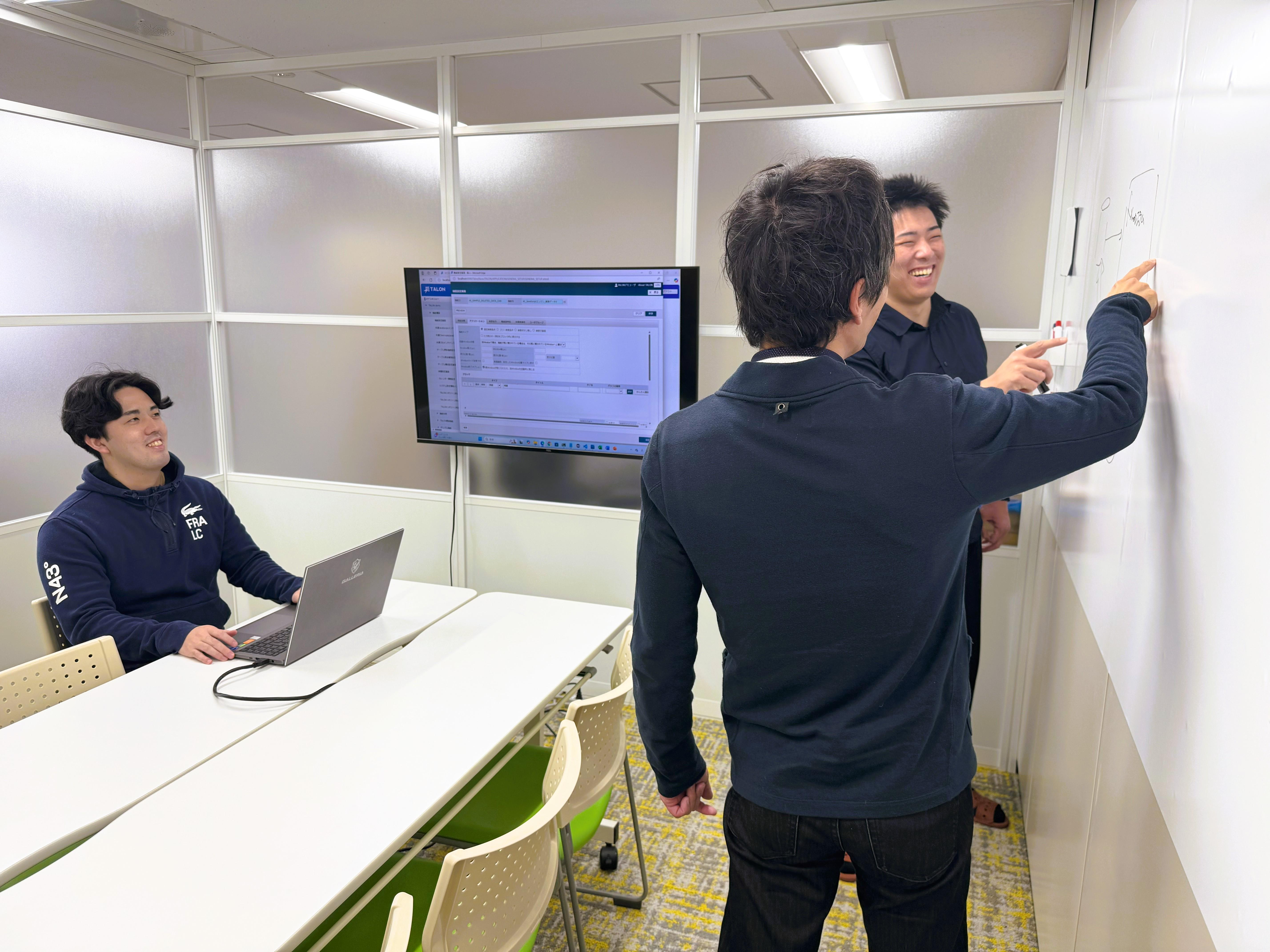 『TALON』は、データモデリングされた情報の固まりを「ブロック」として定義し、複数のブロックを組み合わせて一つの画面を構成することで業務管理システムとして完成させることができ、つくった機能をユーザーごとに好みのUIに改造できる点が大きな特徴。
