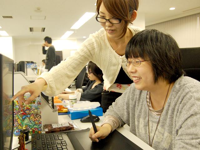 「企画」「アプリ開発」「イラスト」「Webデザイン」のチームが協力して、自社のソーシャルアプリを完成させる。