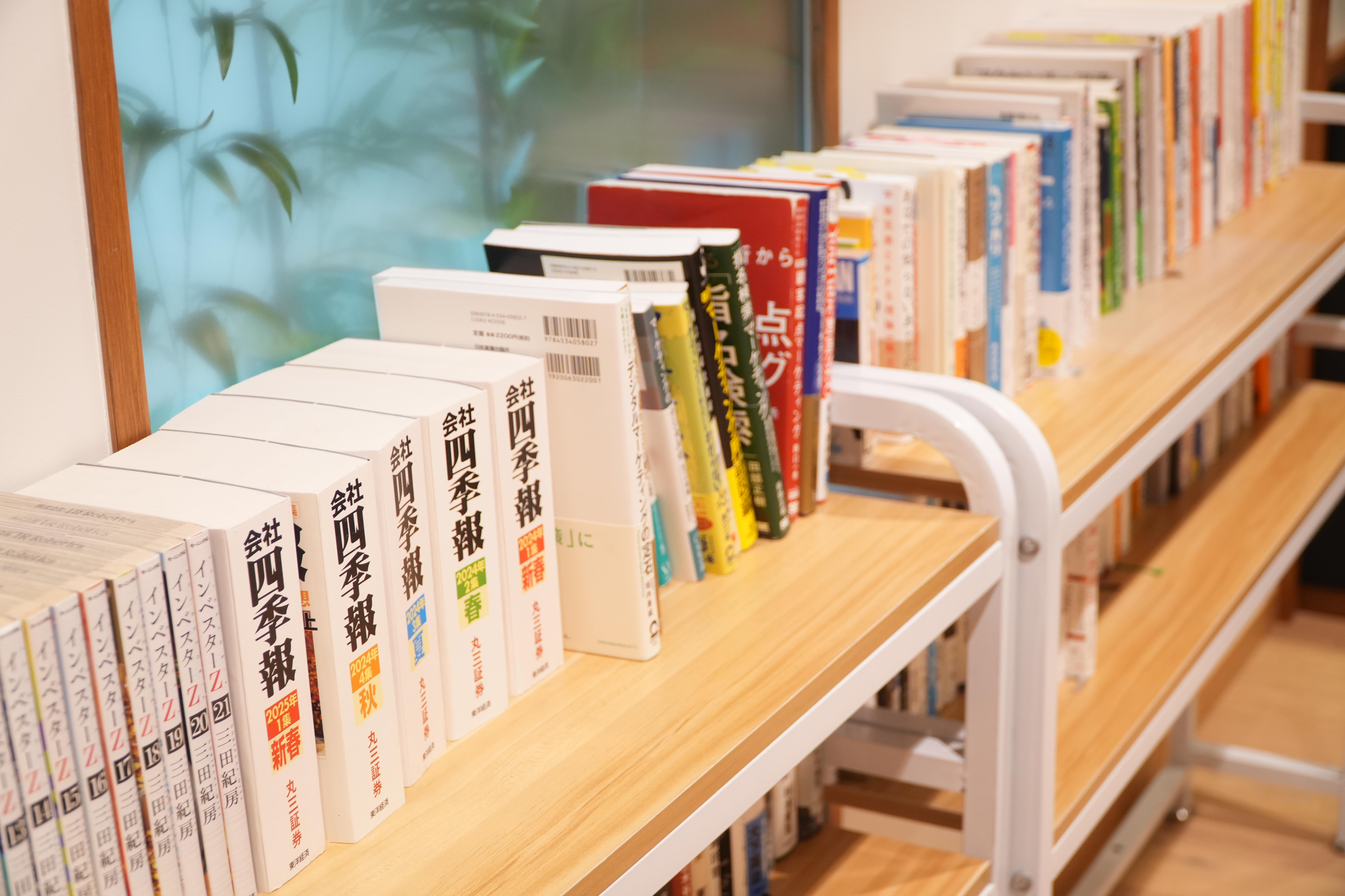 社内にはIPOやIRに関する本があり、学ぶ環境があります。