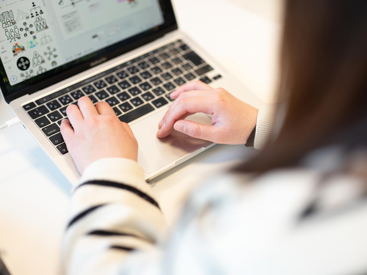 2024年に『タヅナ』をリリースし、既に導入実績もある。生成AIの普及を追い風にこれから本格的に広めていく。