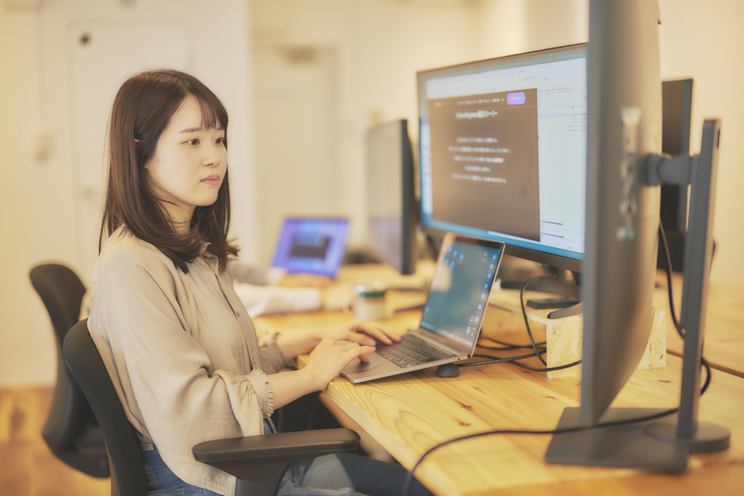 個々が業務にのめりこむことを重視しています。特に午前中は集中しやすい時間帯のため、相手の時間を尊重することになっています。