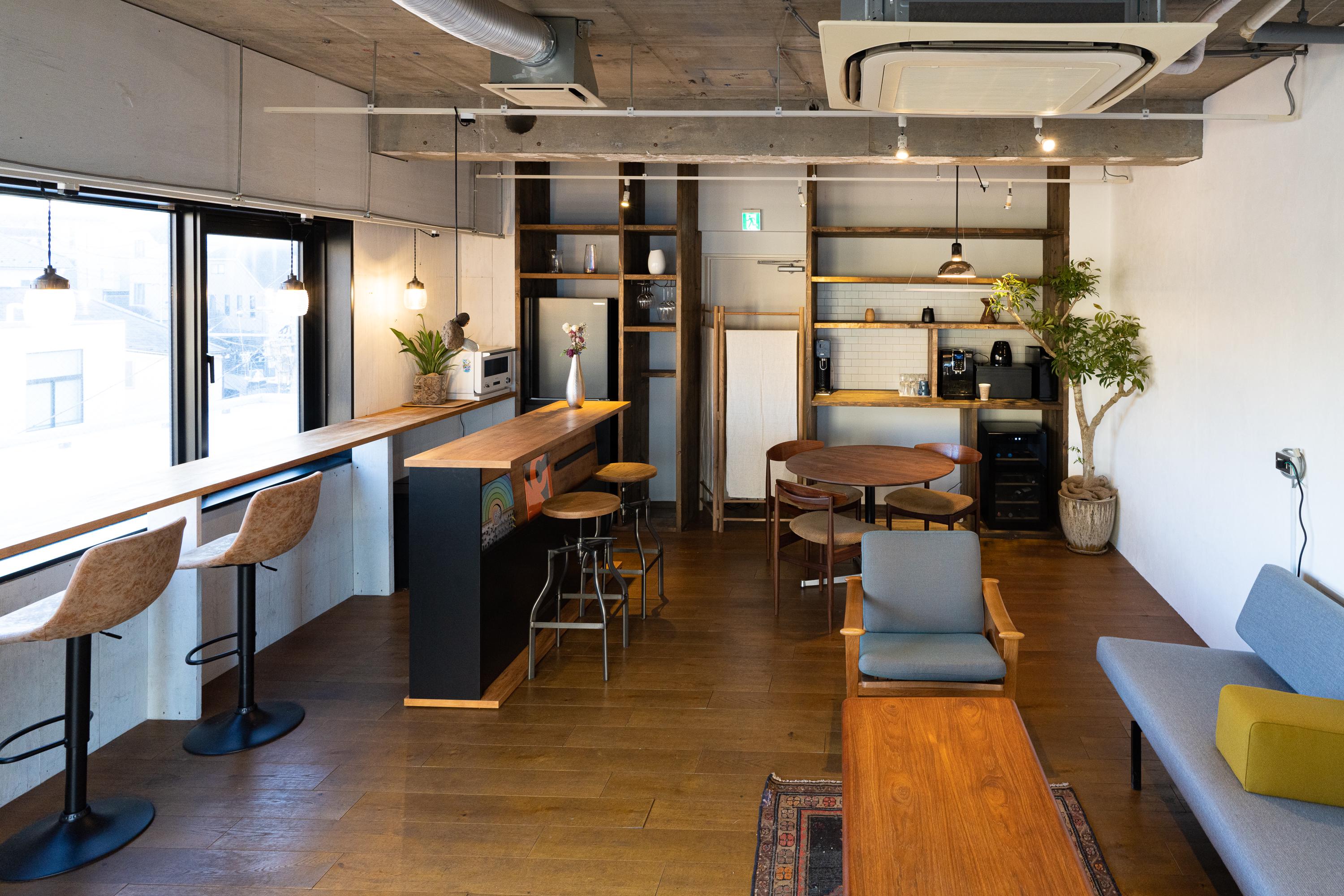 少数精鋭チームで裁量とやりがいのある環境。企画、開発、リリースだけでなくサービス成長まで一気通貫で携わることができます。