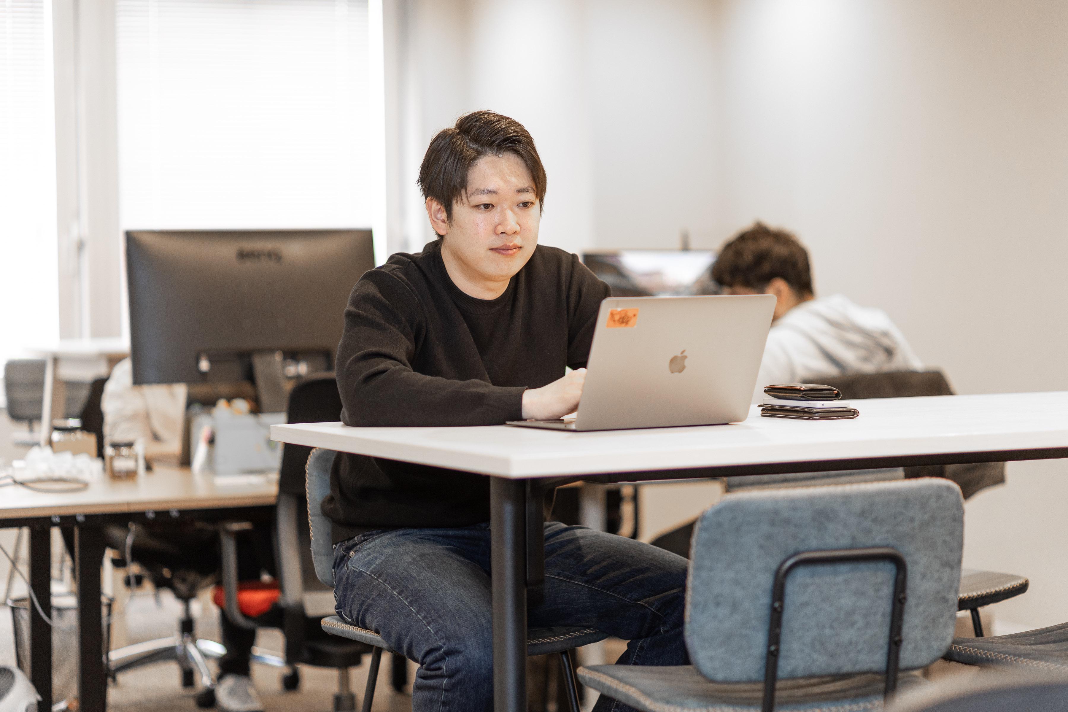 必要に応じて周囲の先輩・上司がサポートに入ることもあるが、いずれにせよ社員一人ひとりのチャレンジ精神を起点としている。