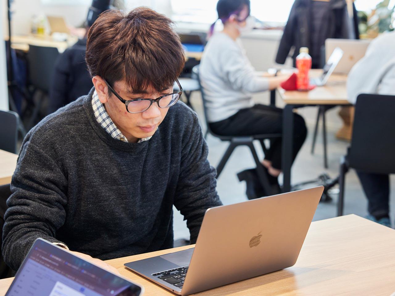 ベンチマークとするサービスである「Salesforce」との差別化を意識し、営業の現場で使いやすいUI/UXを追求。