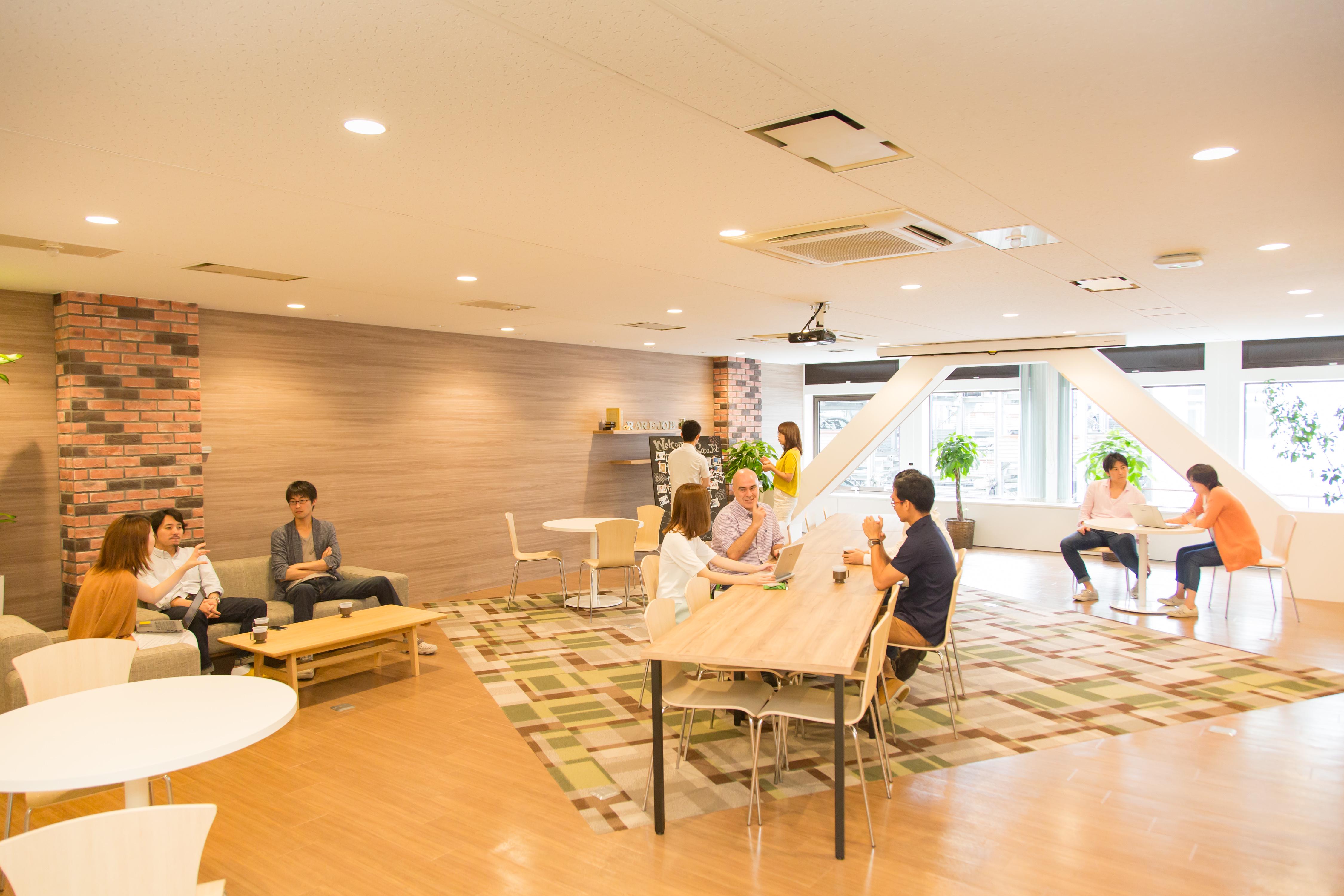 休憩スペースでは、グループ各社のメンバーが一緒に食事をとったりしながら、リラックスしてコミュニケーションを取っています。