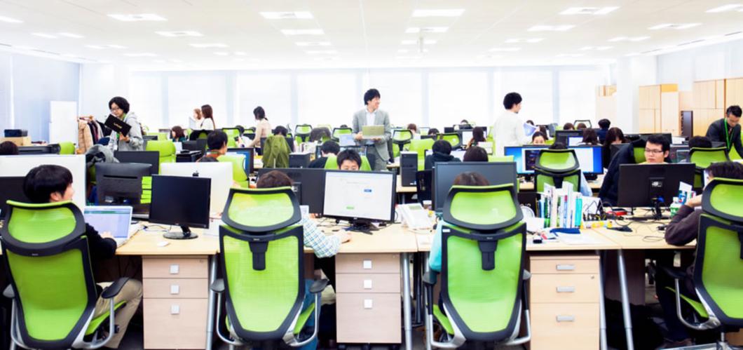 執務室内では、メンバー同士がコミュニケーションを取りやすくするための工夫を行っています。